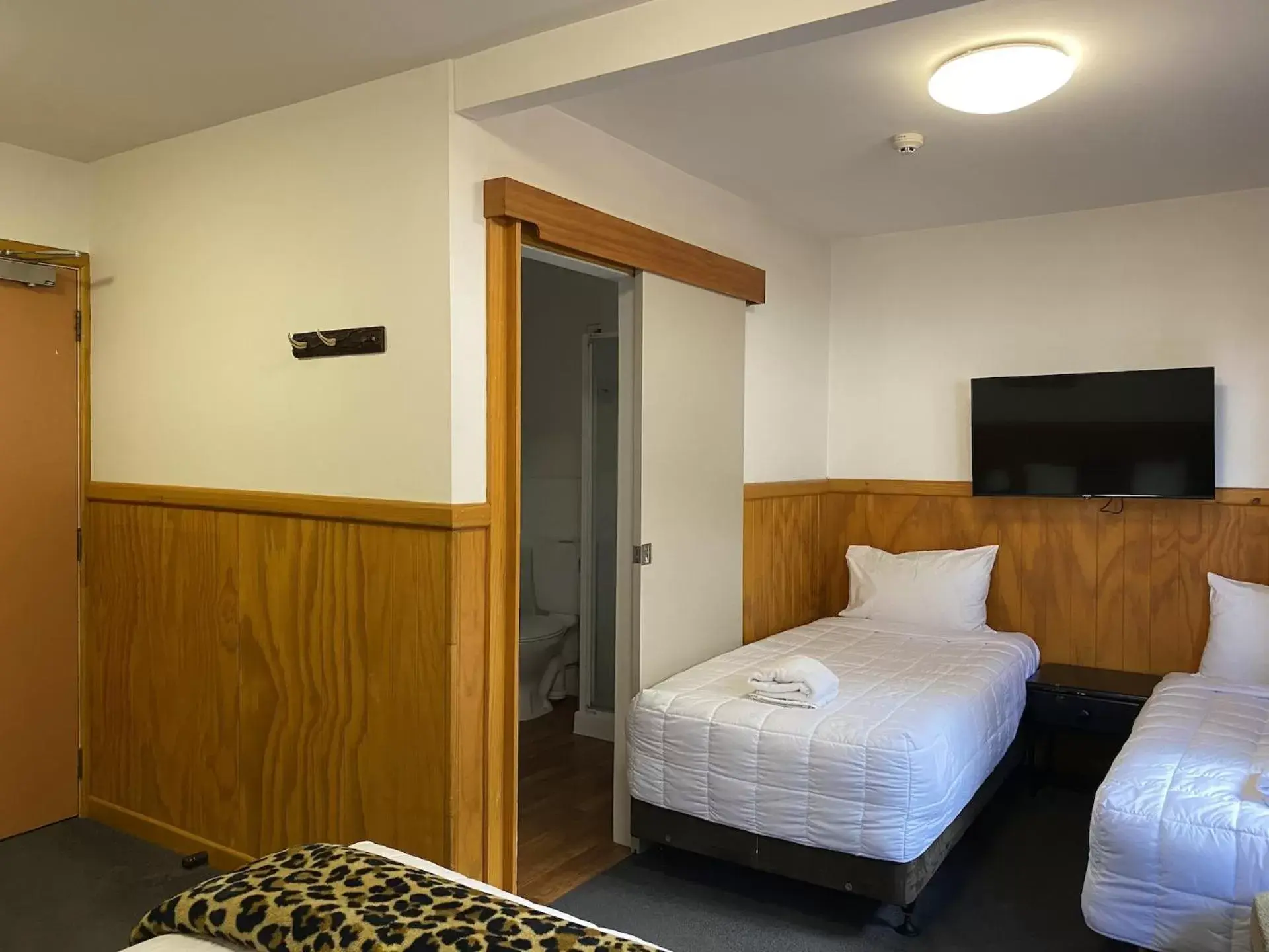 Photo of the whole room, Bed in Lakefront Lodge Taupo