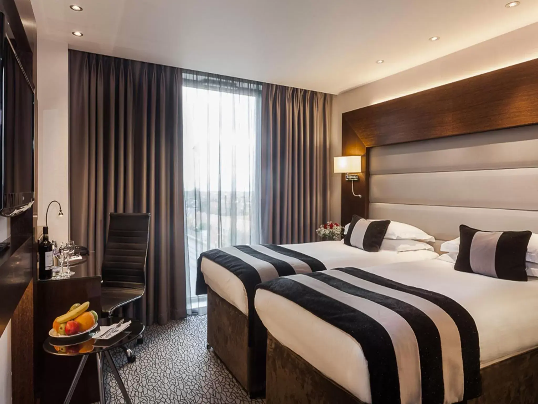 Day, Bed in Park Grand London Heathrow