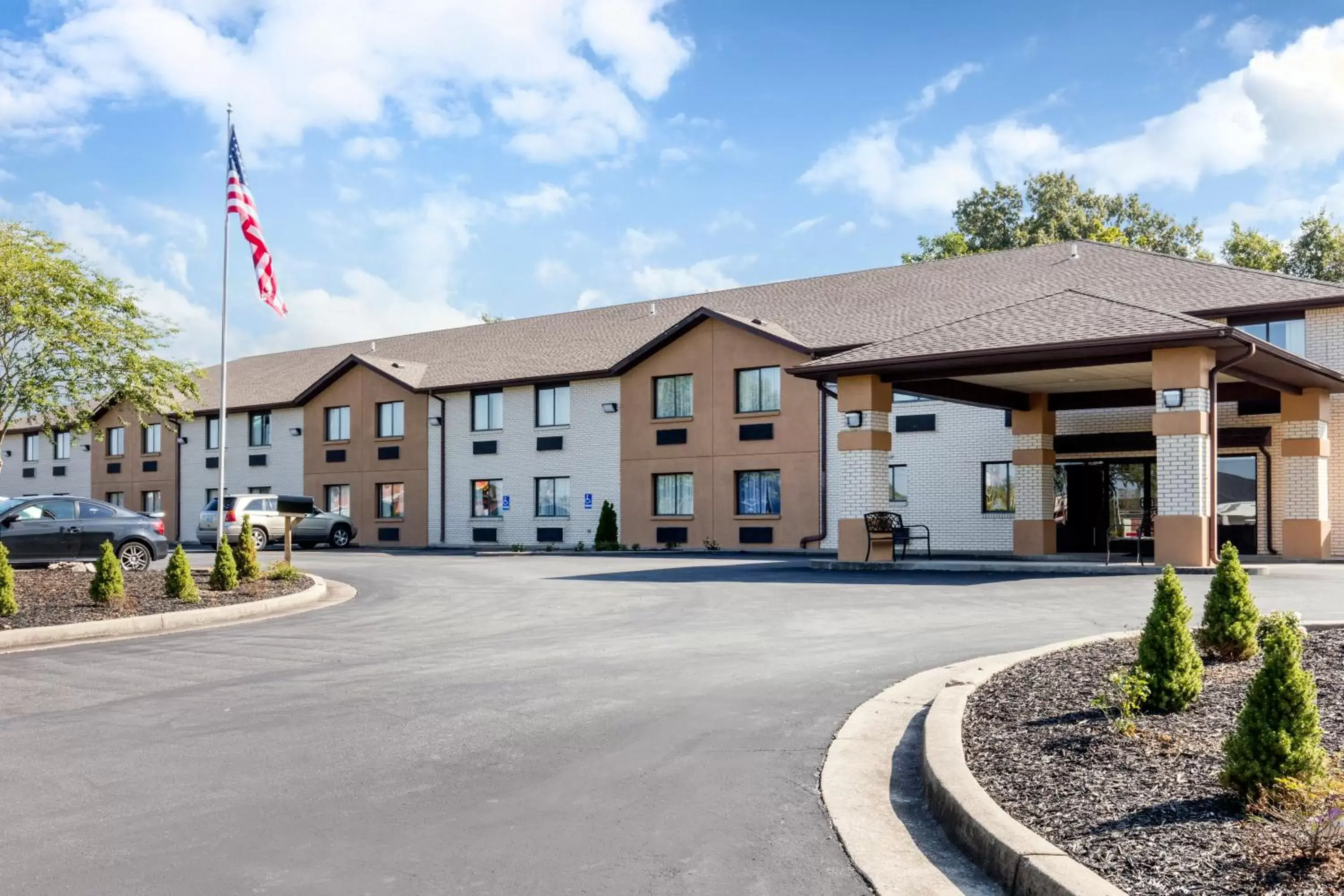 Property building in Quality Inn & Suites Metropolis I-24