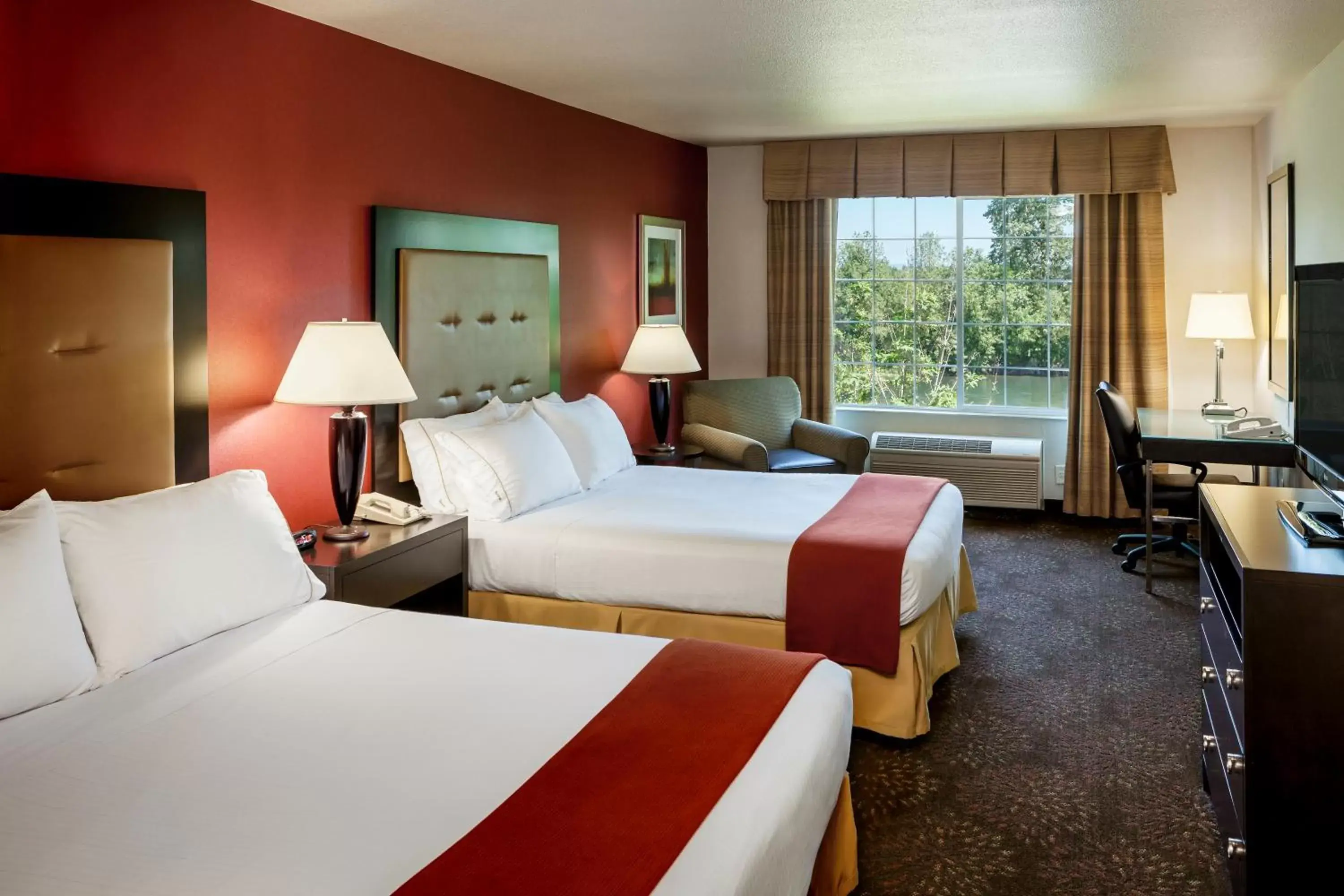 Photo of the whole room, Bed in Holiday Inn Express Corvallis-On the River, an IHG Hotel