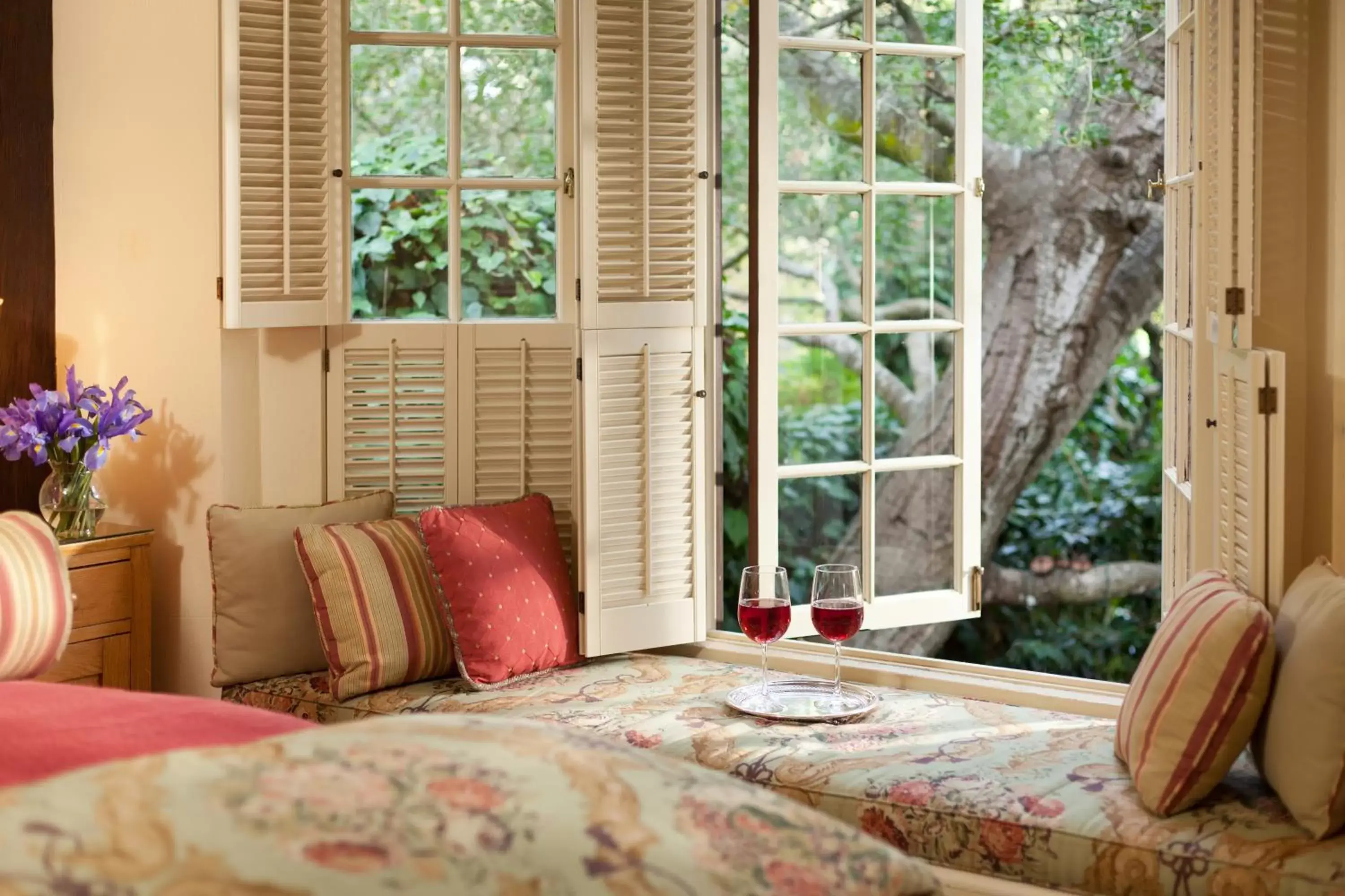 Seating area, Bed in Old Monterey Inn