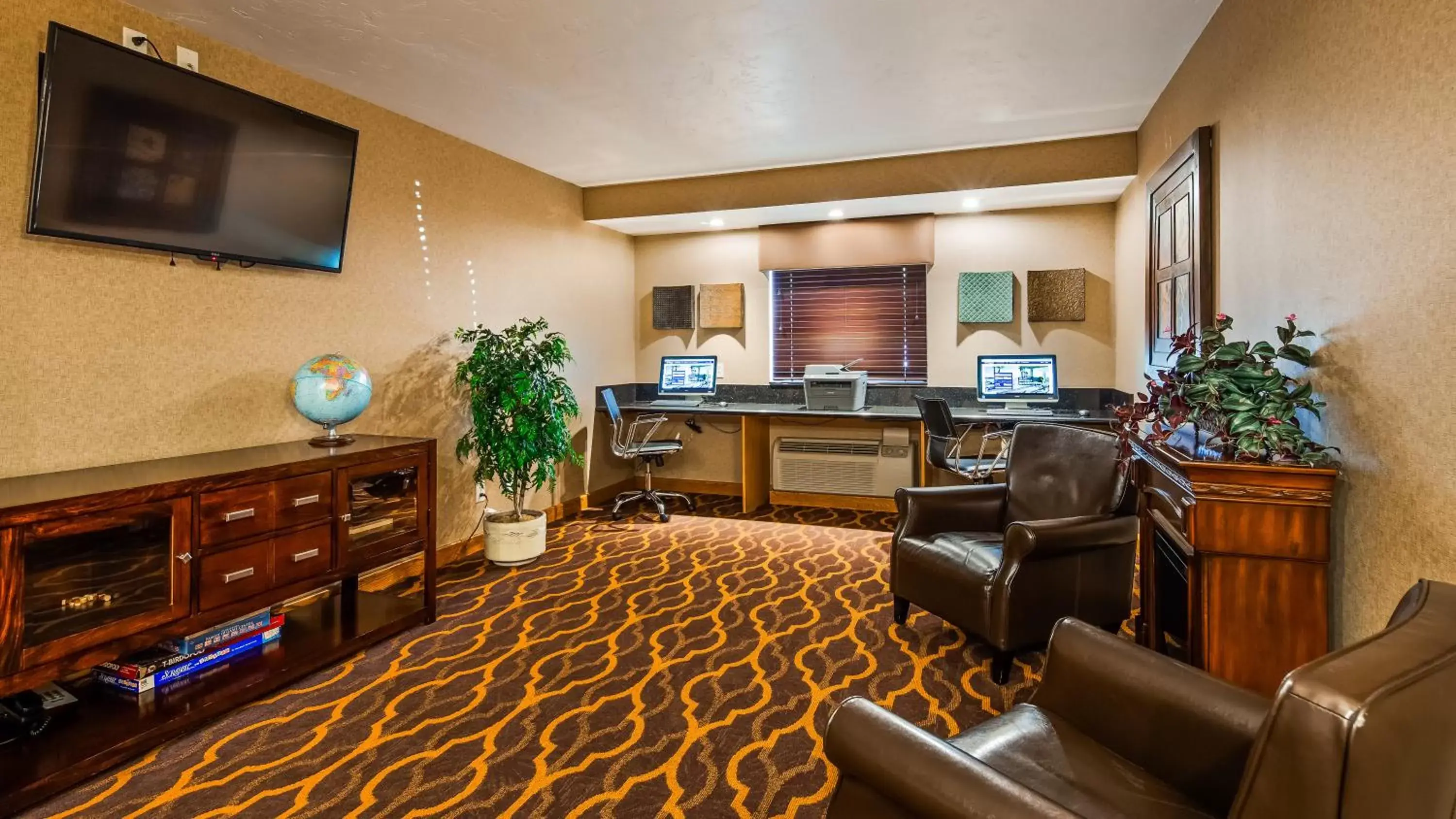 Communal lounge/ TV room in Best Western Town and Country Inn
