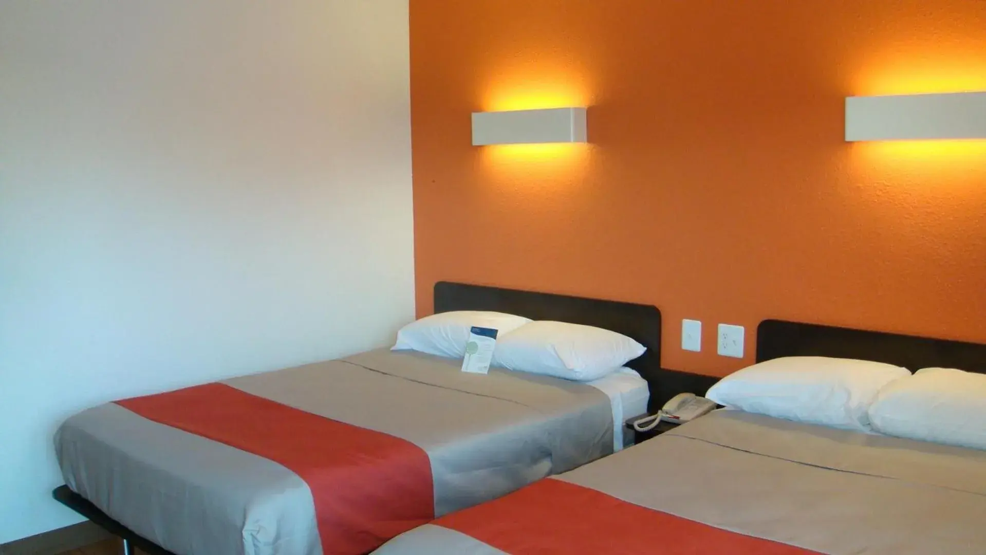 Quadruple Room - Non-Smoking in Motel 6-Oroville, CA Quadruple Room - Non-Smoking in Motel 6-Oroville, CA