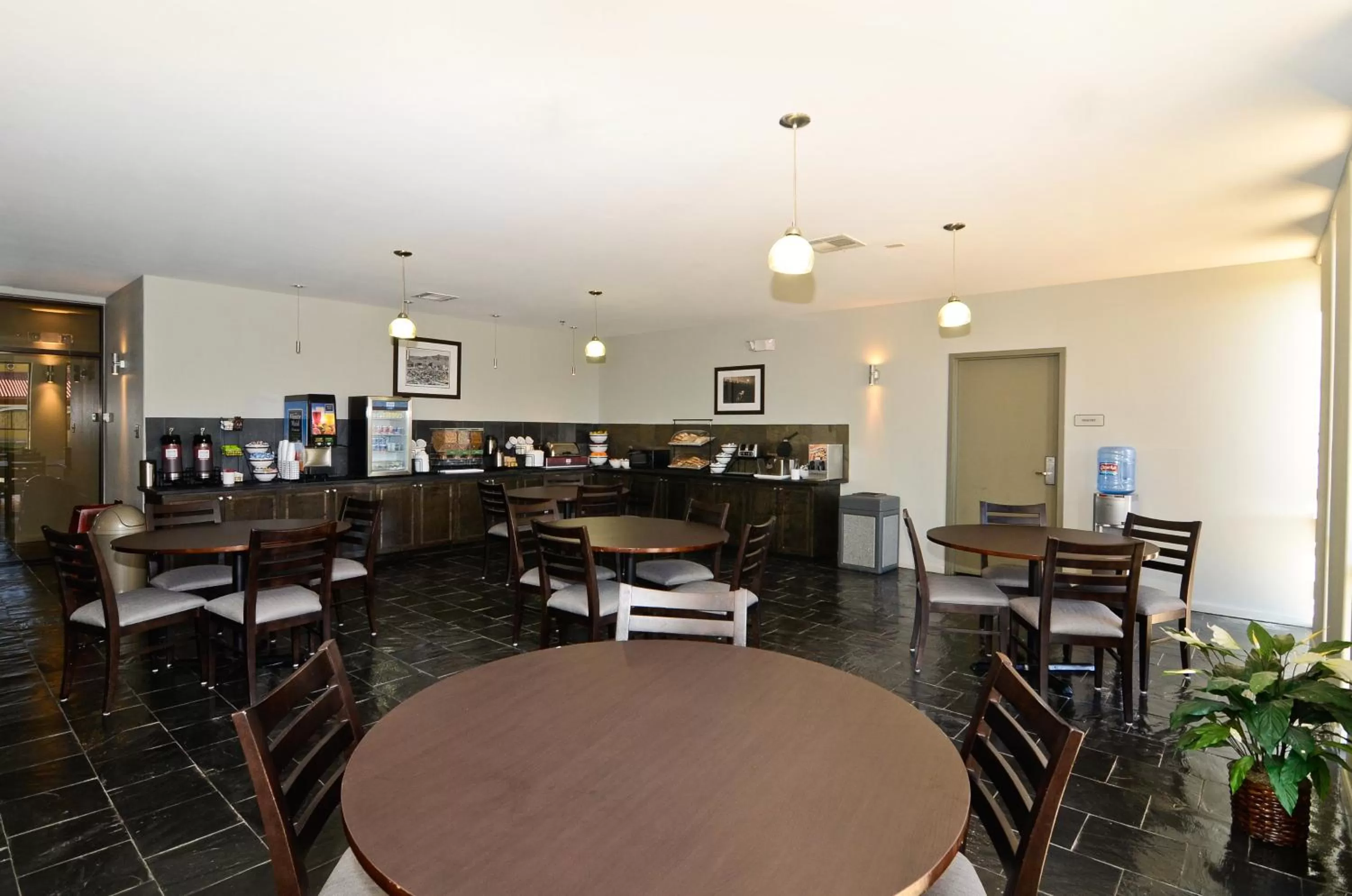 Restaurant/places to eat in Baymont by Wyndham Columbus