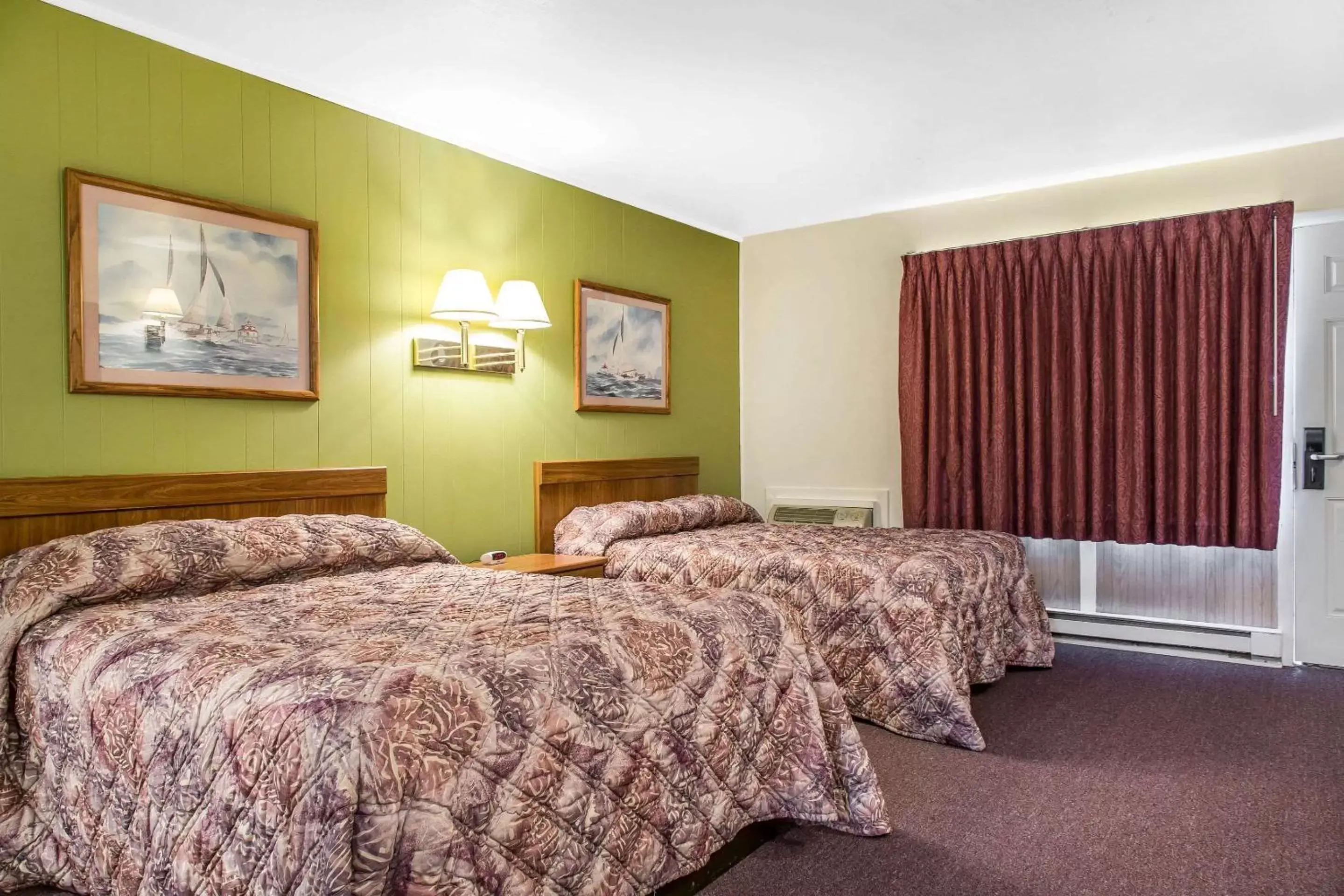 Photo of the whole room, Bed in Rodeway Inn Waterford - New London