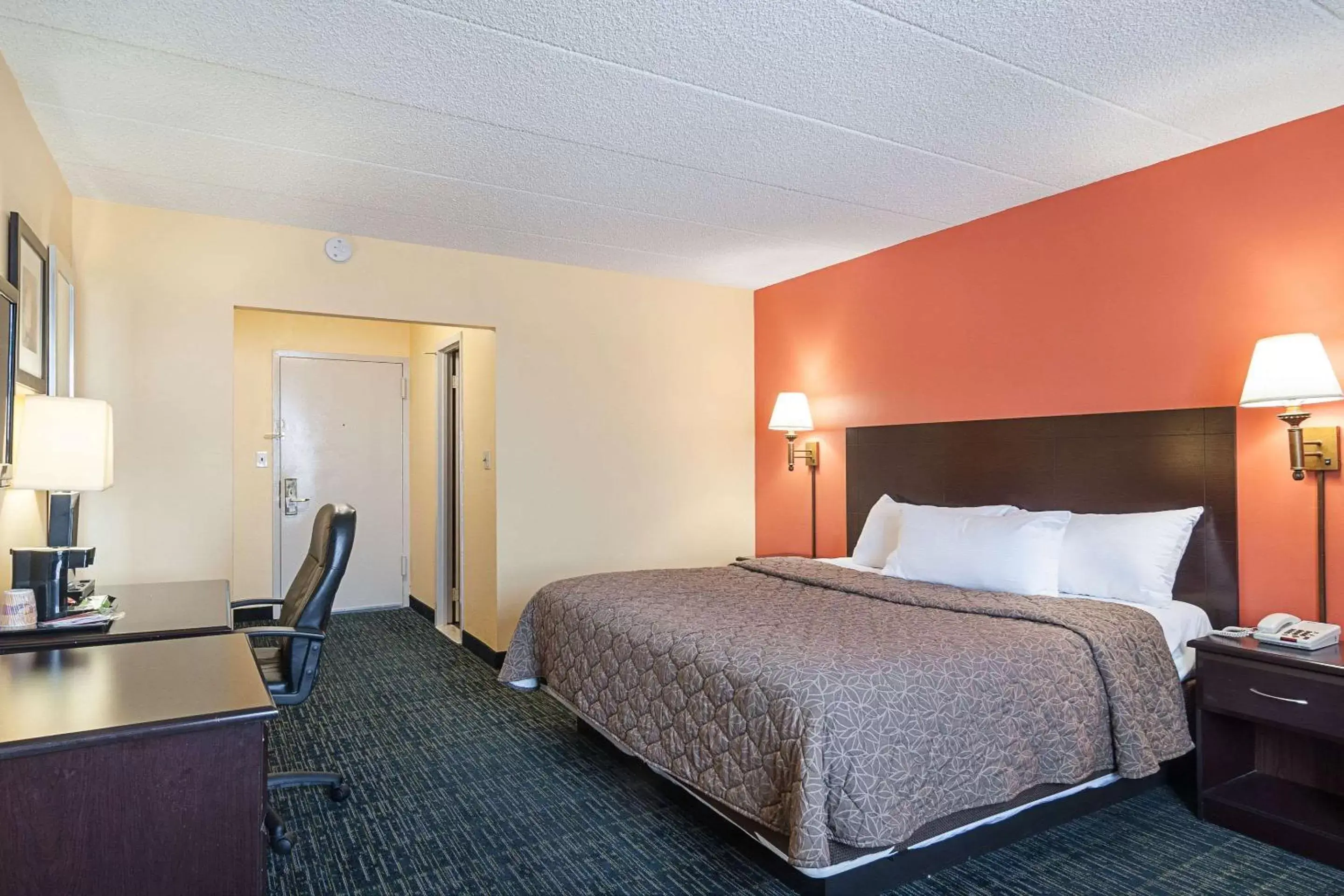 Photo of the whole room, Bed in Rodeway Inn Secaucus