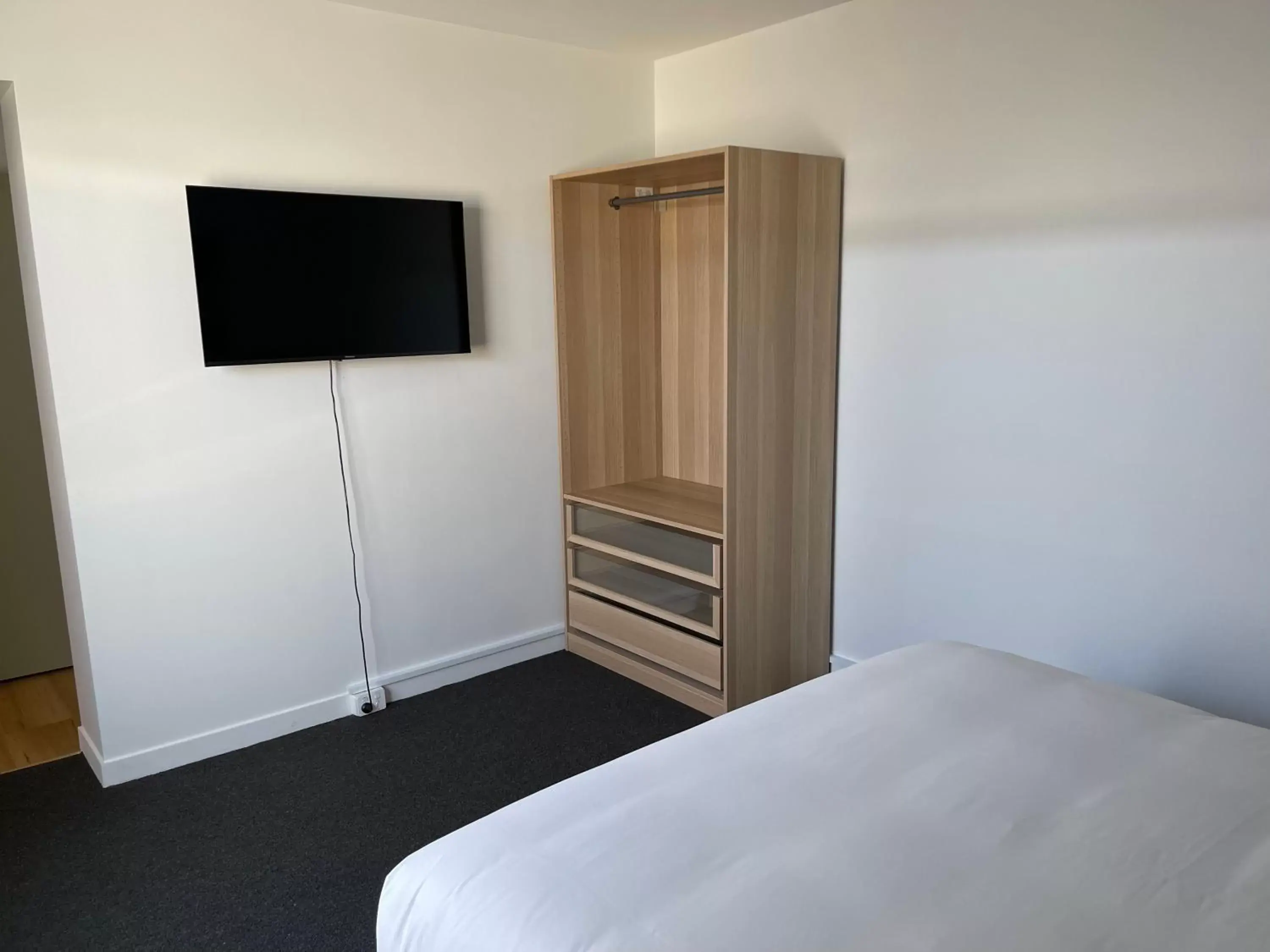 TV and multimedia, Bed in Plantation Hotel Coffs Harbour TV and multimedia, Bed in Plantation Hotel Coffs Harbour