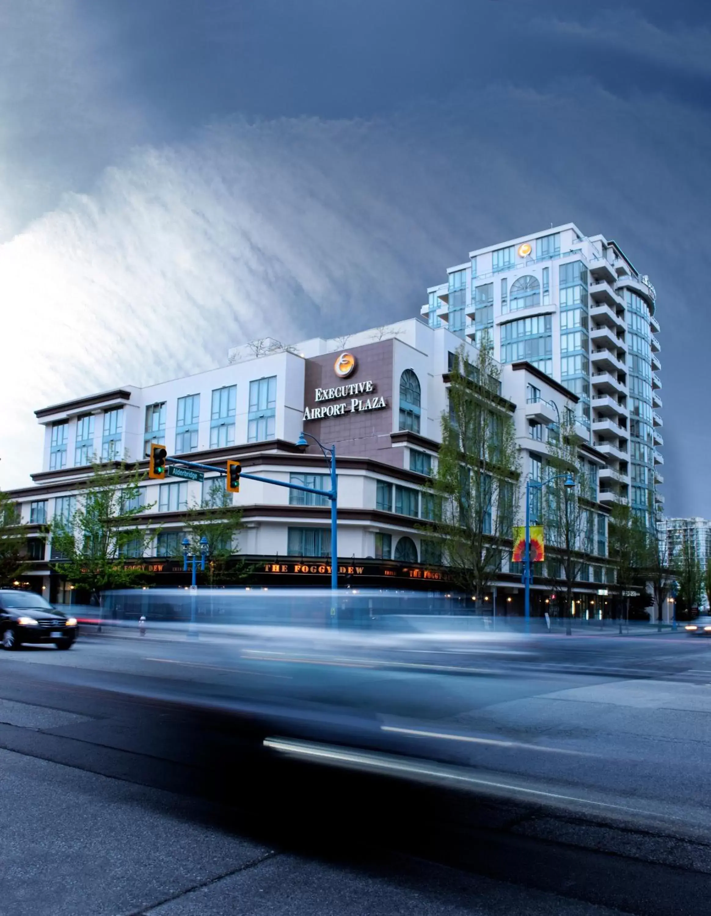 Facade/entrance, Property Building in Executive Hotel Vancouver Airport