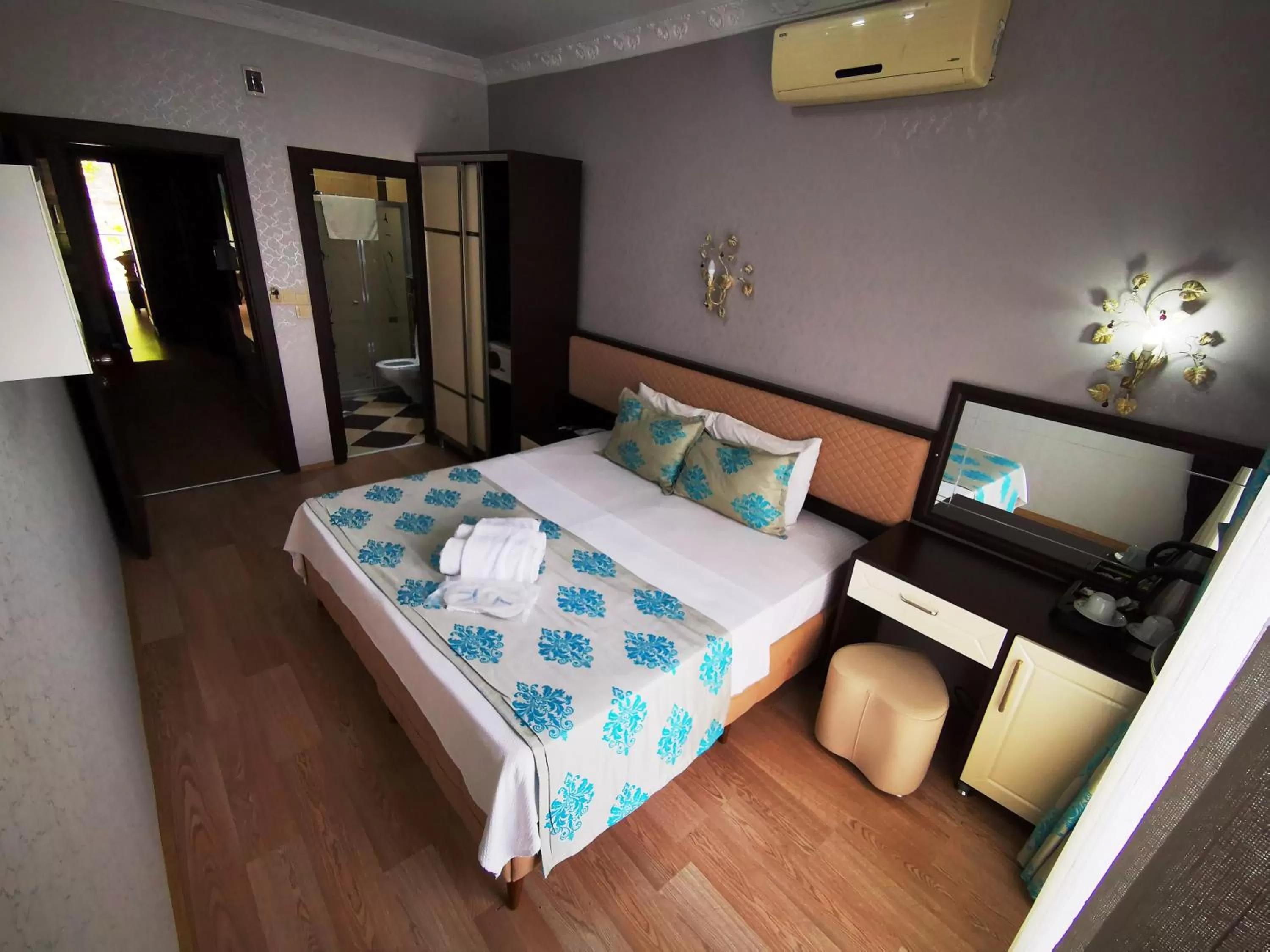 Standard Double or Twin Room in Hotel Broken Column