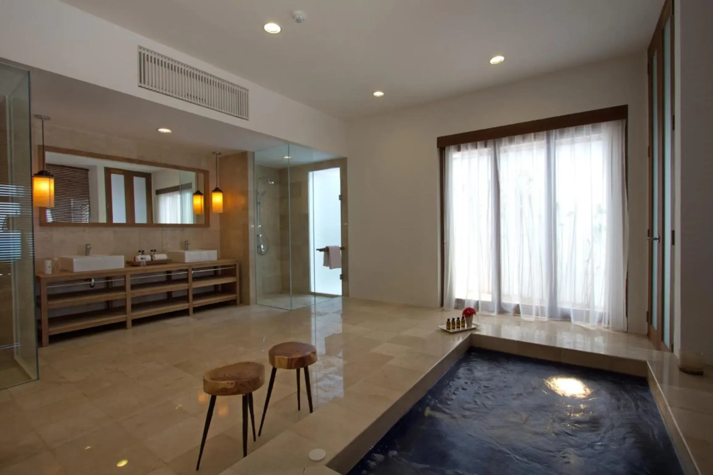 Bathroom, Lounge/Bar in Montigo Resort Nongsa