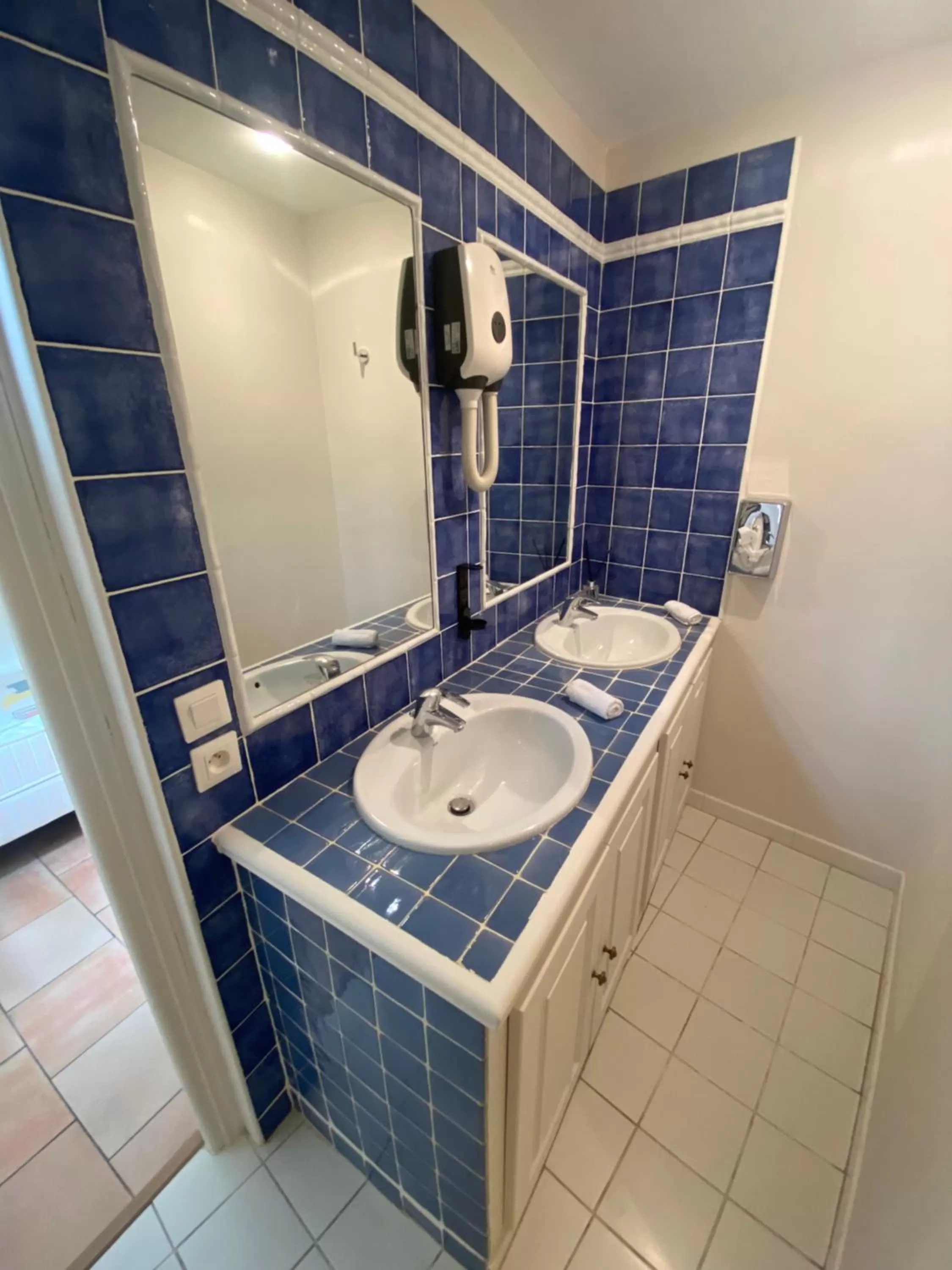 Shower in Hôtel l'Arena