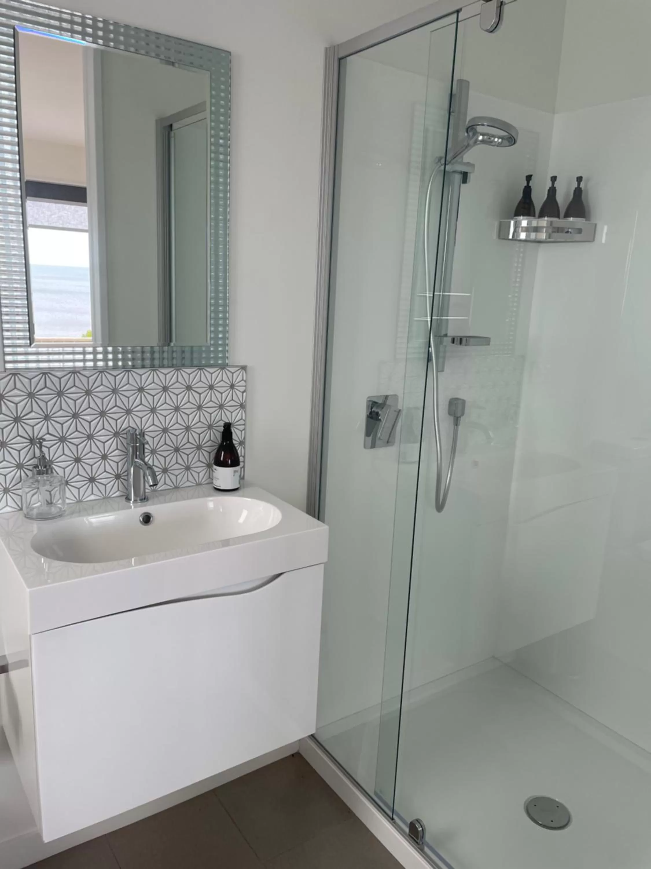 Shower, Bathroom in Ātahu