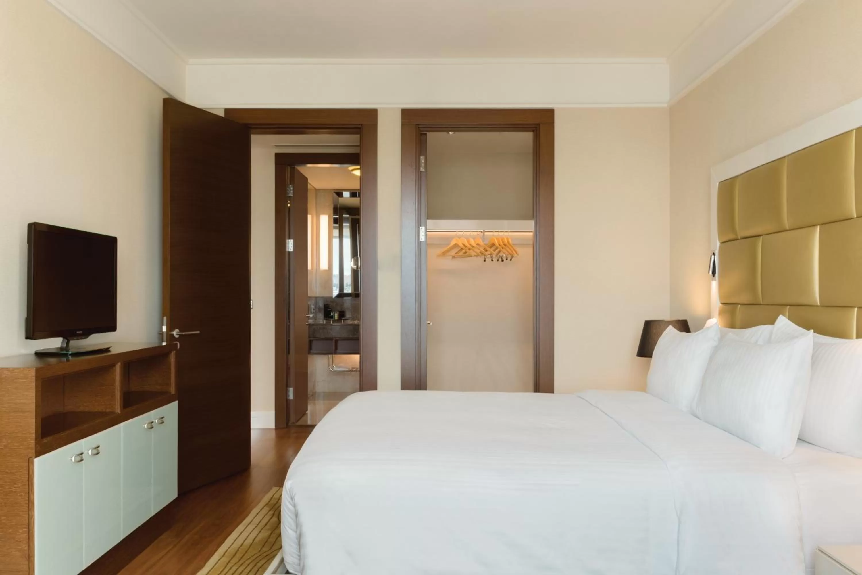 Bedroom, Bed in Wyndham Grand Istanbul Europe