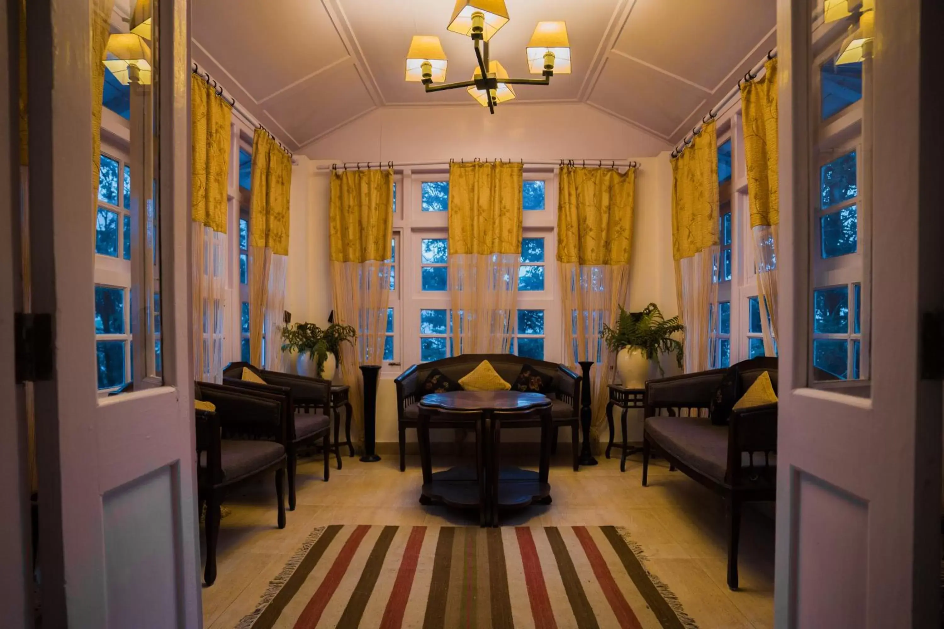 Lounge or bar in Bhikampur Lodge By Howard Lounge or bar in Bhikampur Lodge By Howard