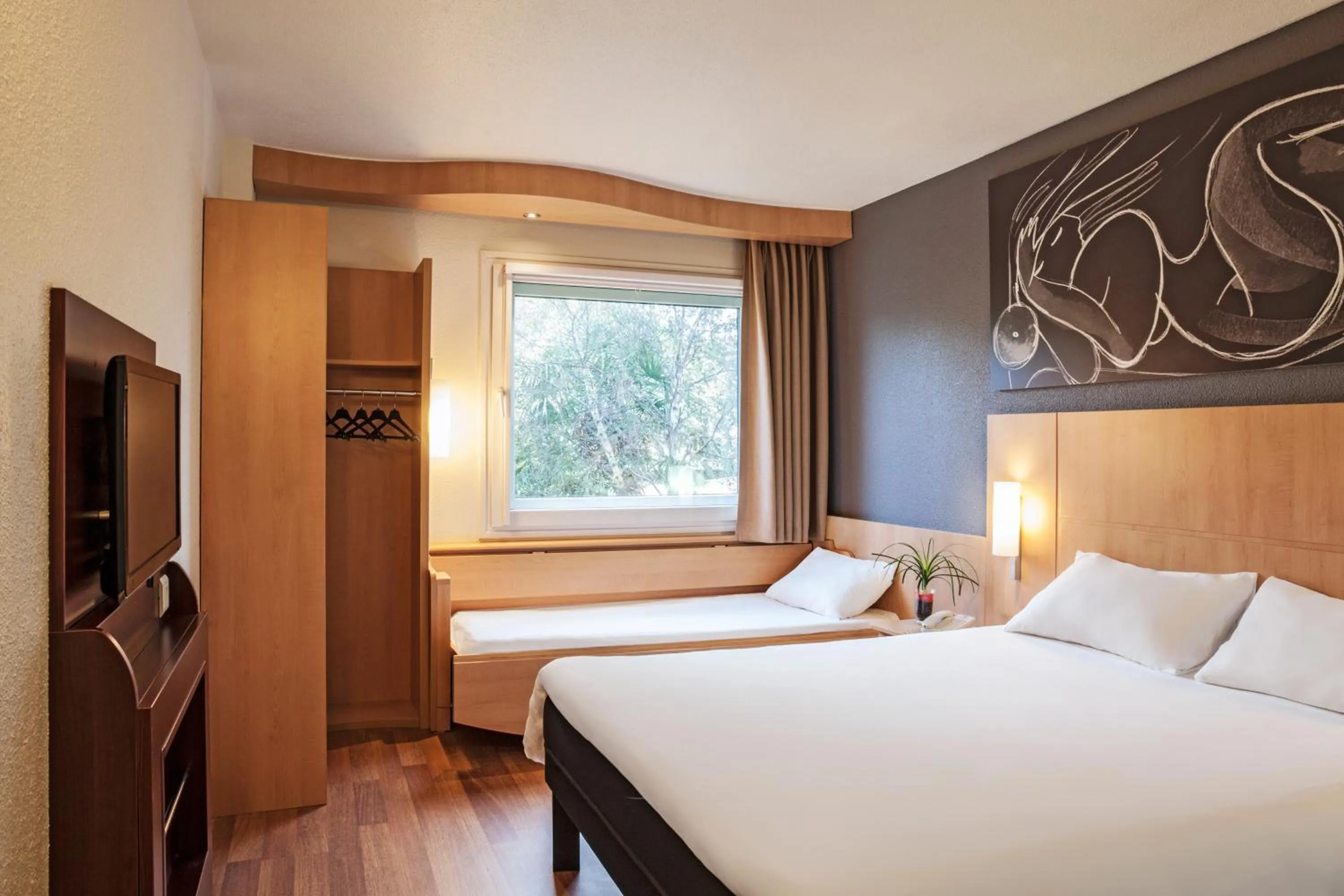 Photo of the whole room, Bed in Ibis Barcelona Meridiana