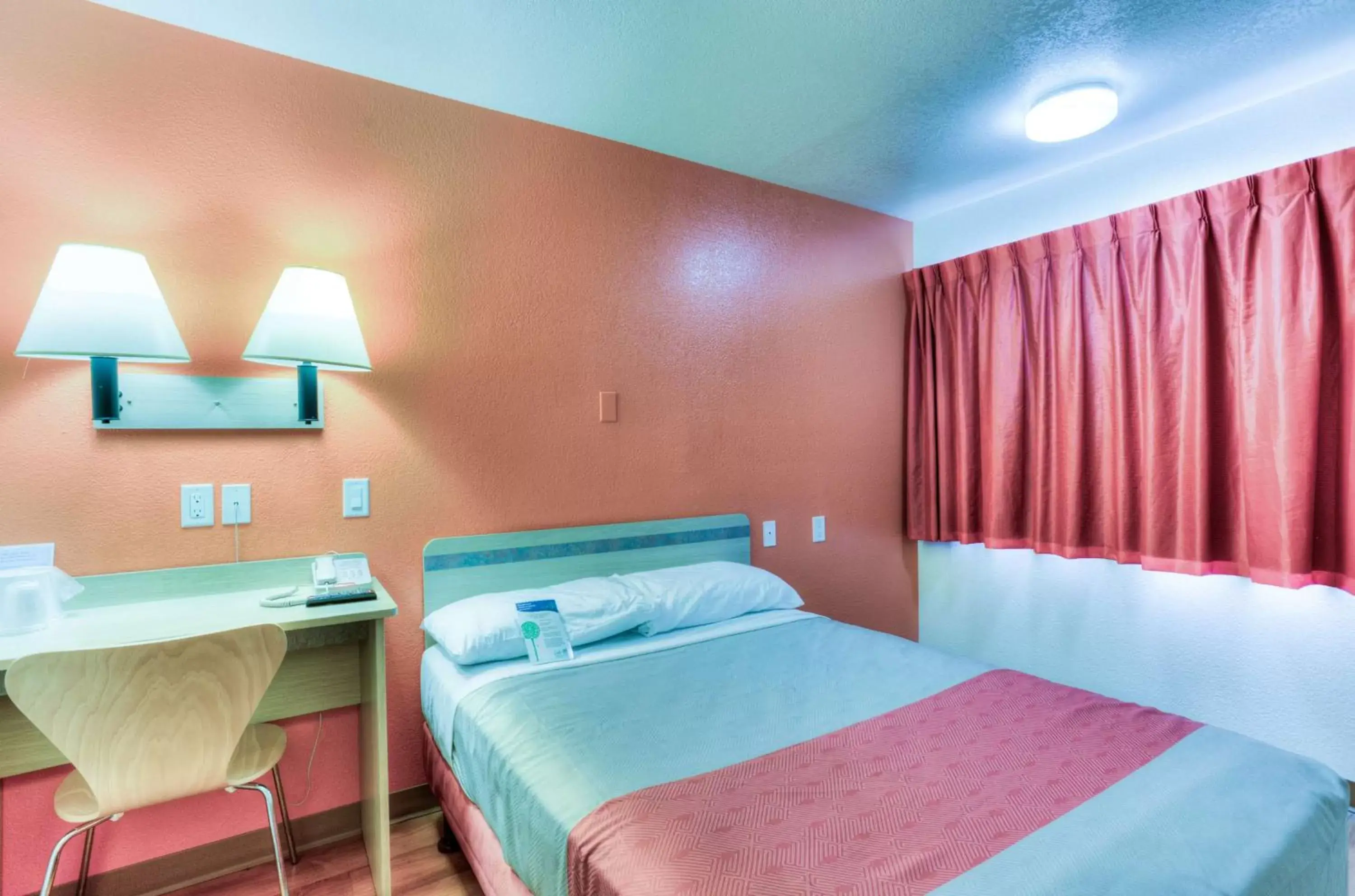 Photo of the whole room, Bed in Motel 6-Tigard, OR - Portland South - Lake Oswego