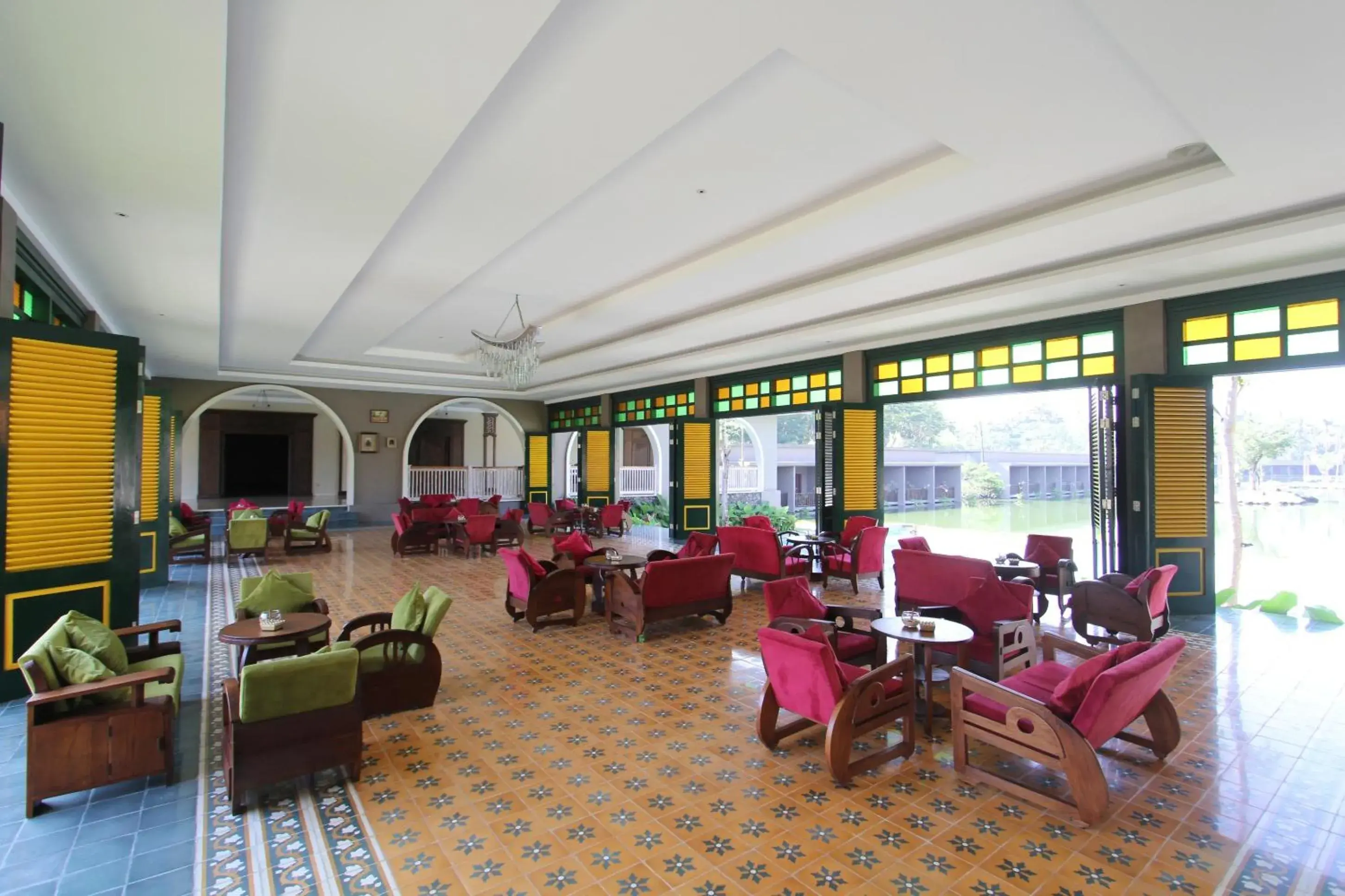 Lounge or bar, Restaurant/Places to Eat in The Westlake Resort Yogya