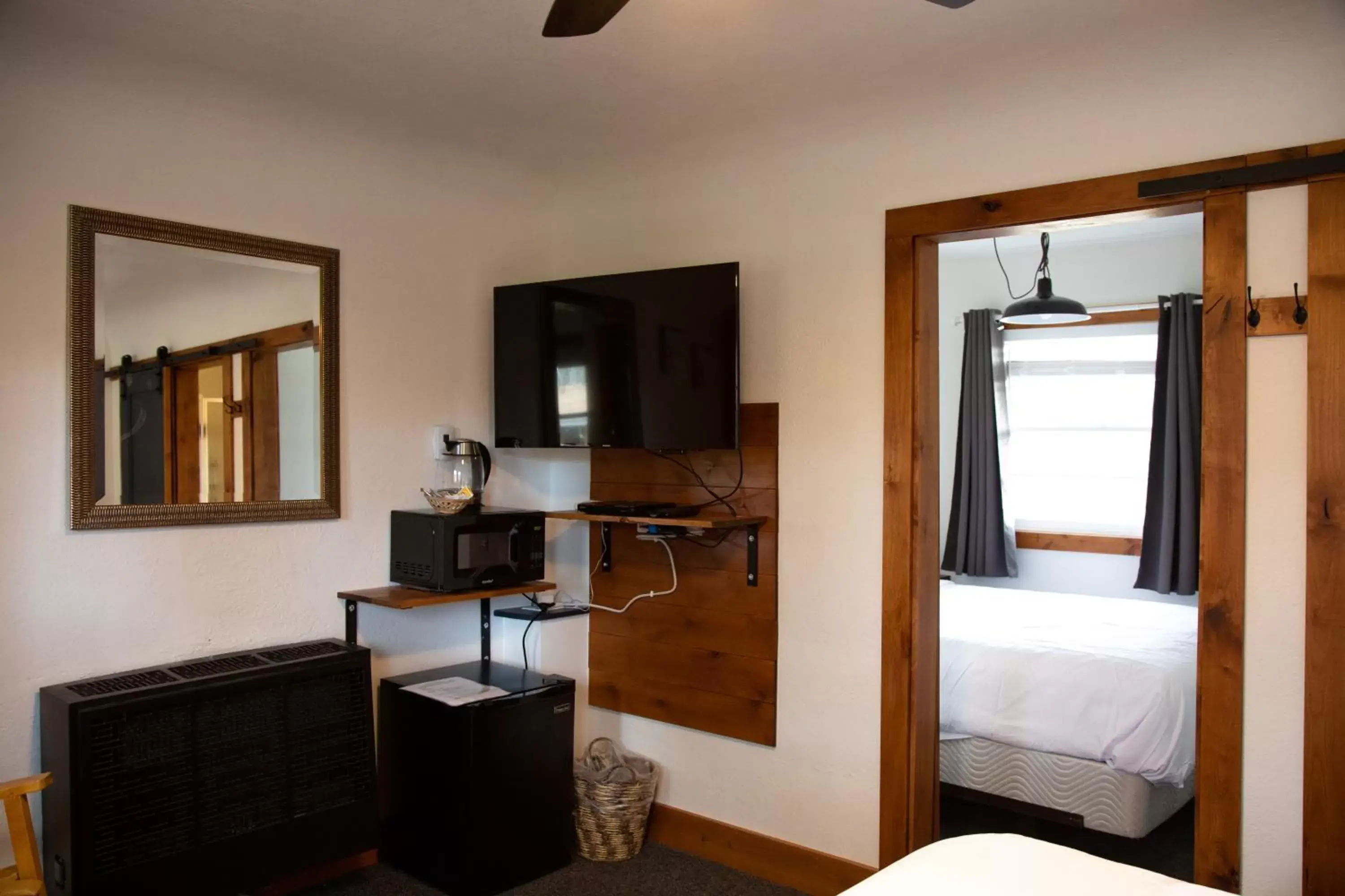 TV and multimedia, TV/Entertainment Center in Left Coast Lodge - Pet Friendly