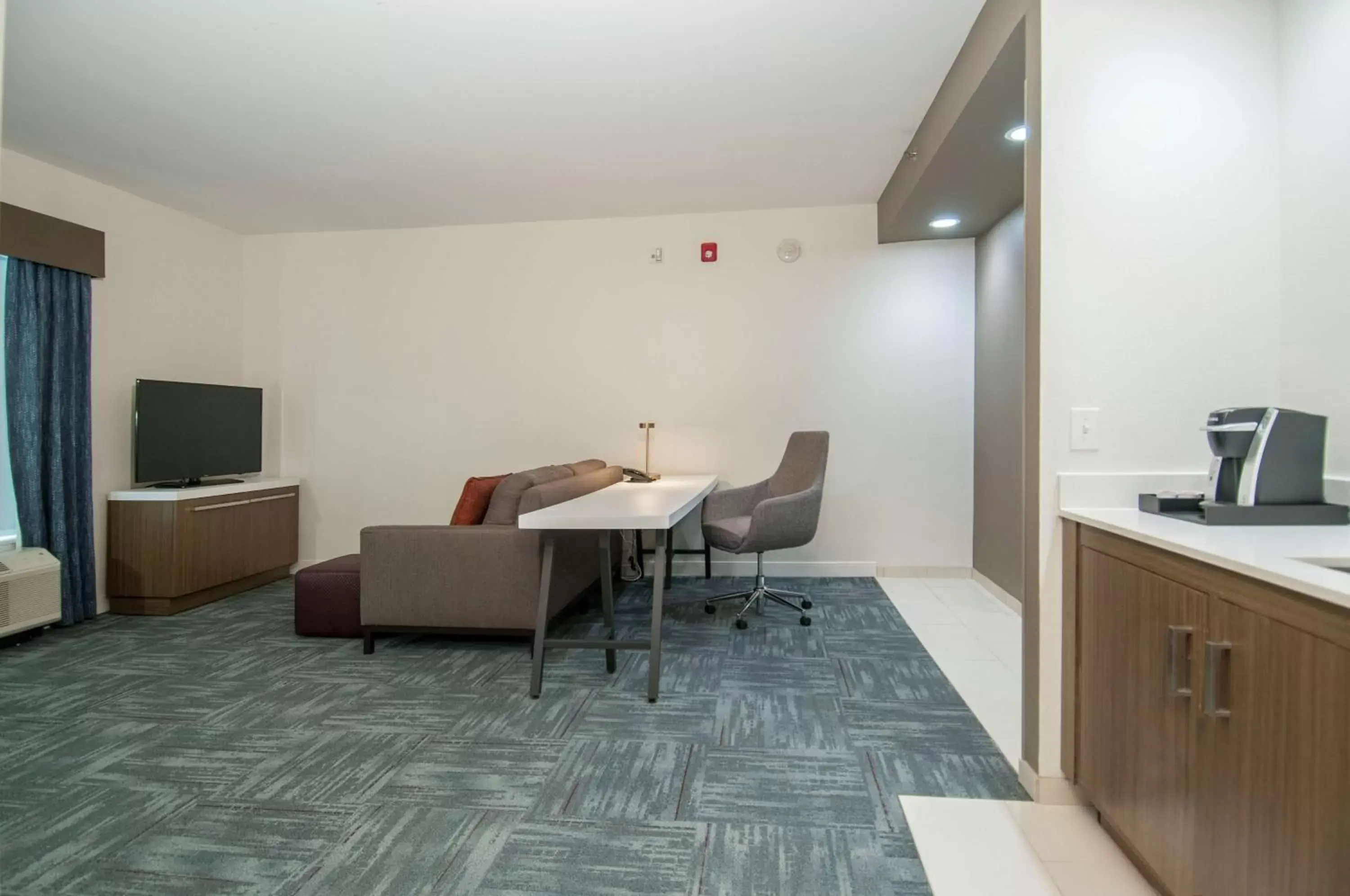 Living room, Kitchen/Kitchenette in Hilton Garden Inn Jackson/Clinton