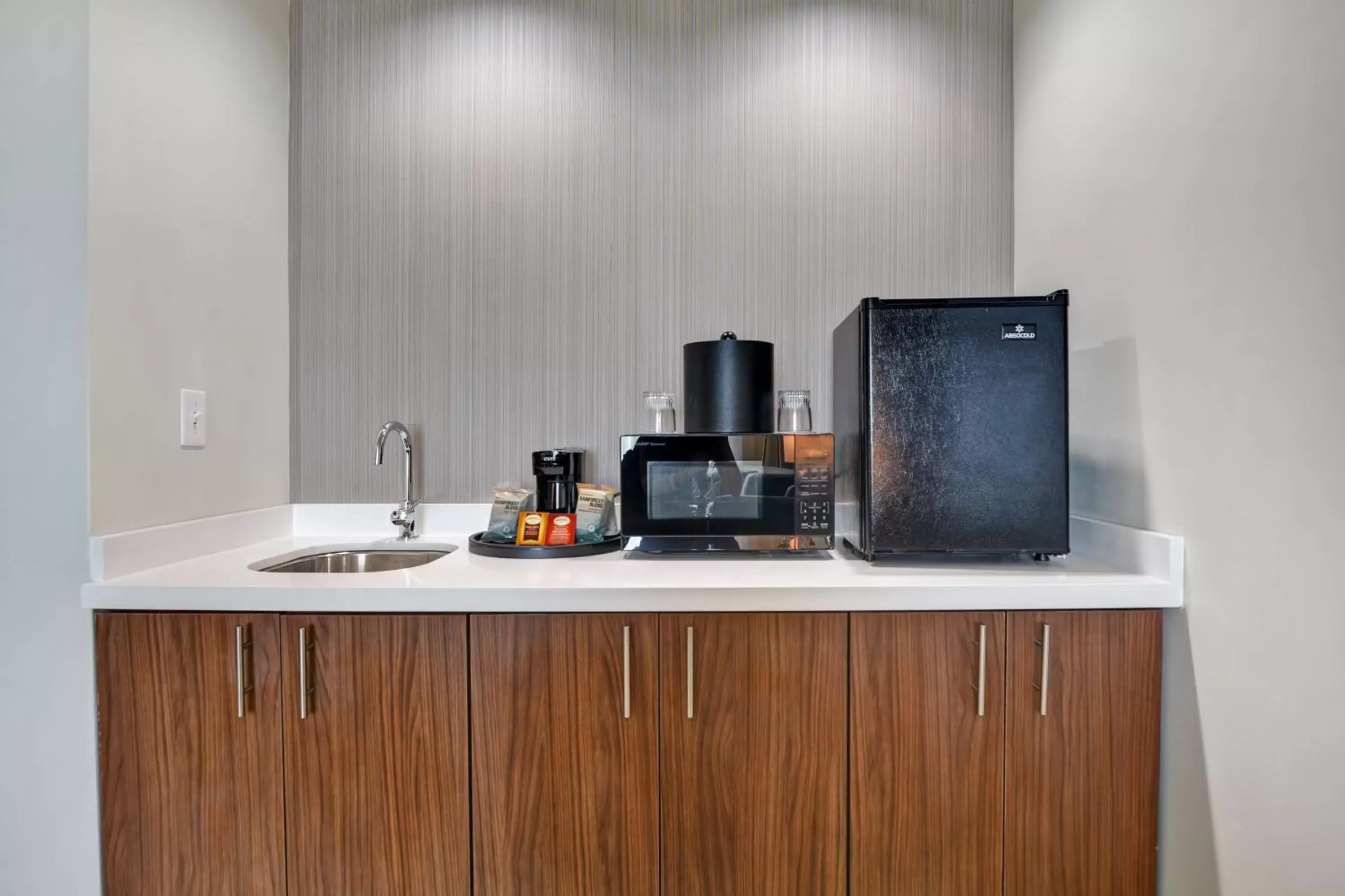 Photo of the whole room, Kitchen/Kitchenette in Courtyard by Marriott Bentonville Rogers Promenade