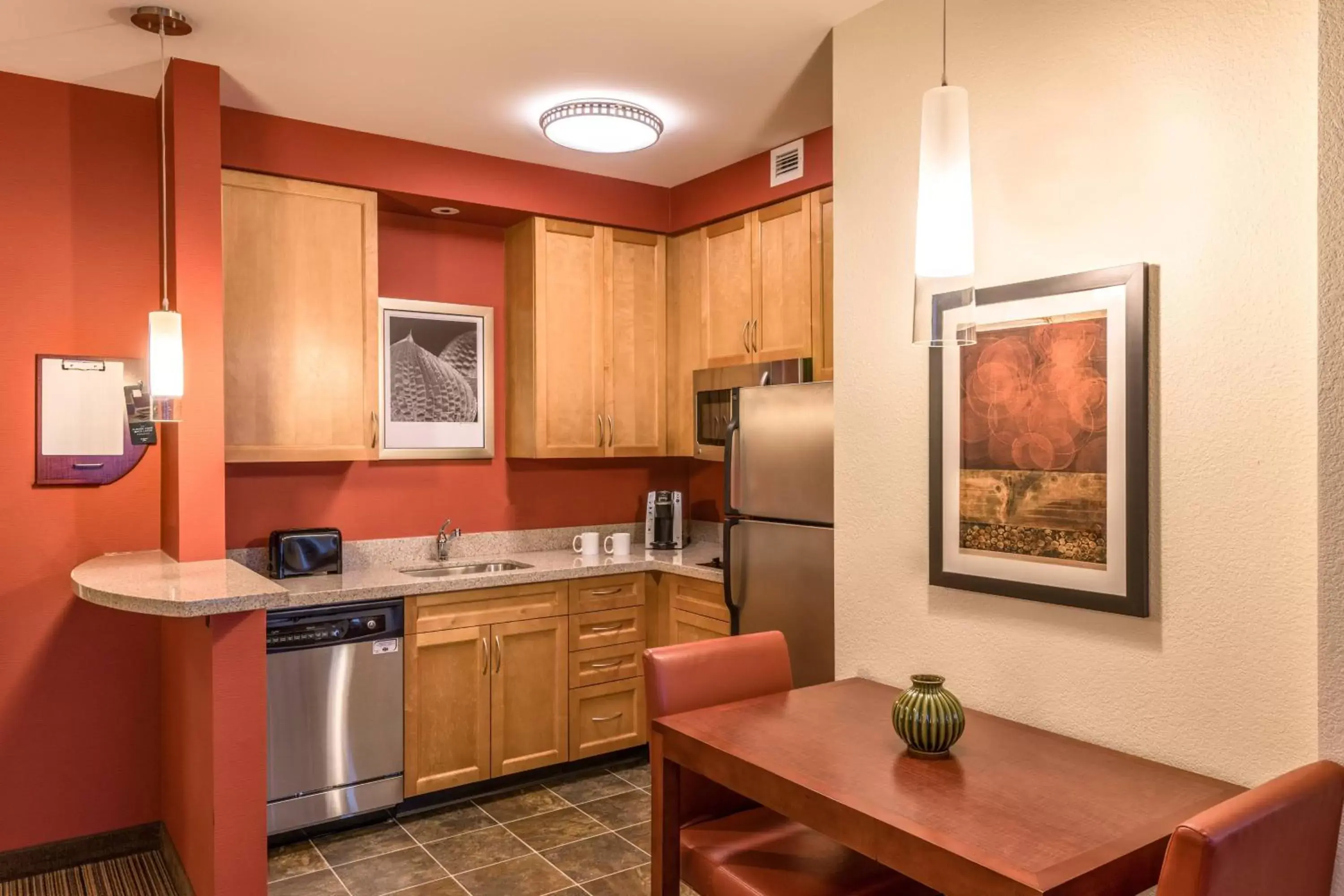 Bedroom, Kitchen/Kitchenette in Residence Inn by Marriott Arlington Ballston