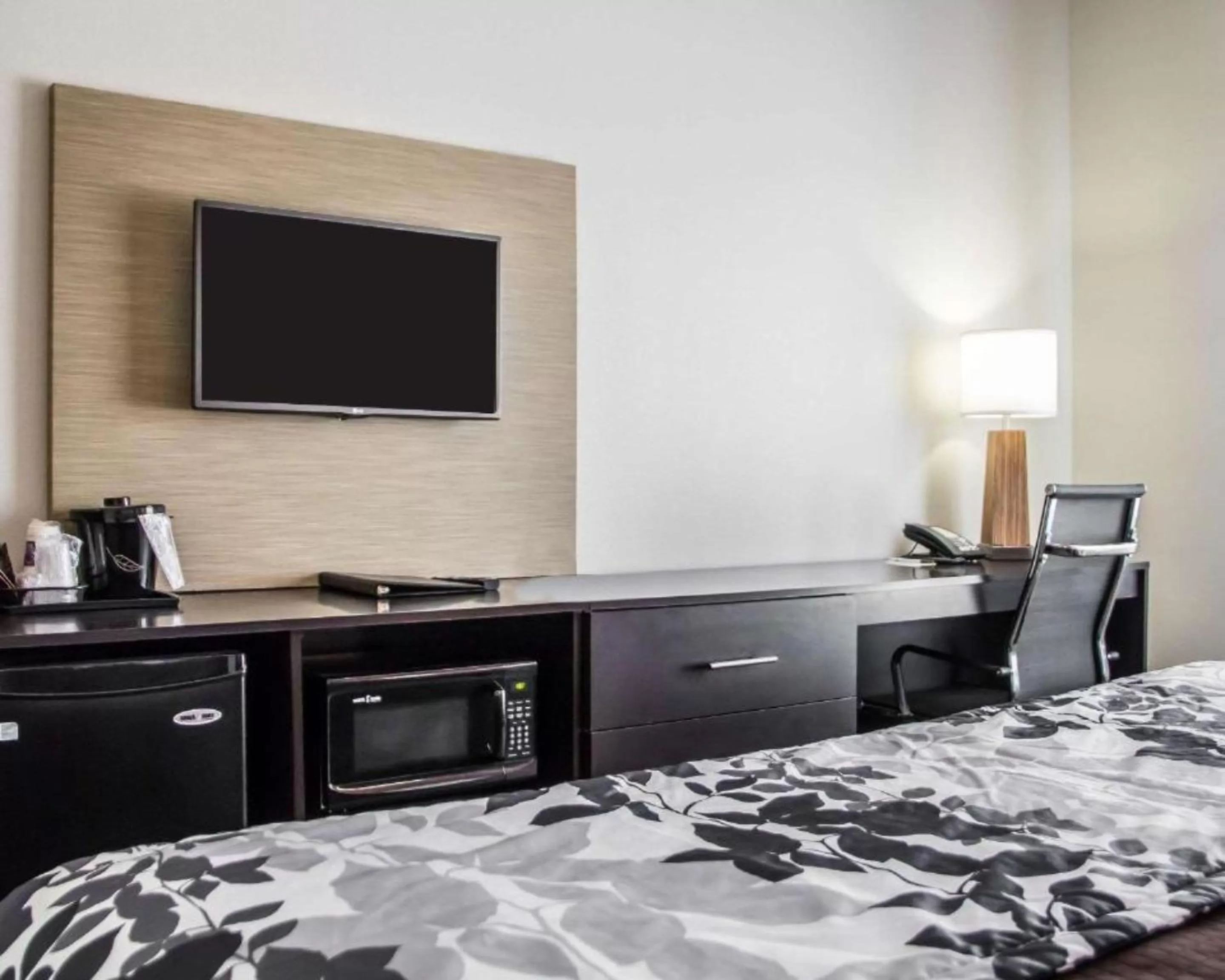 TV and multimedia, Bed in Sleep Inn & Suites Blackwell I-35