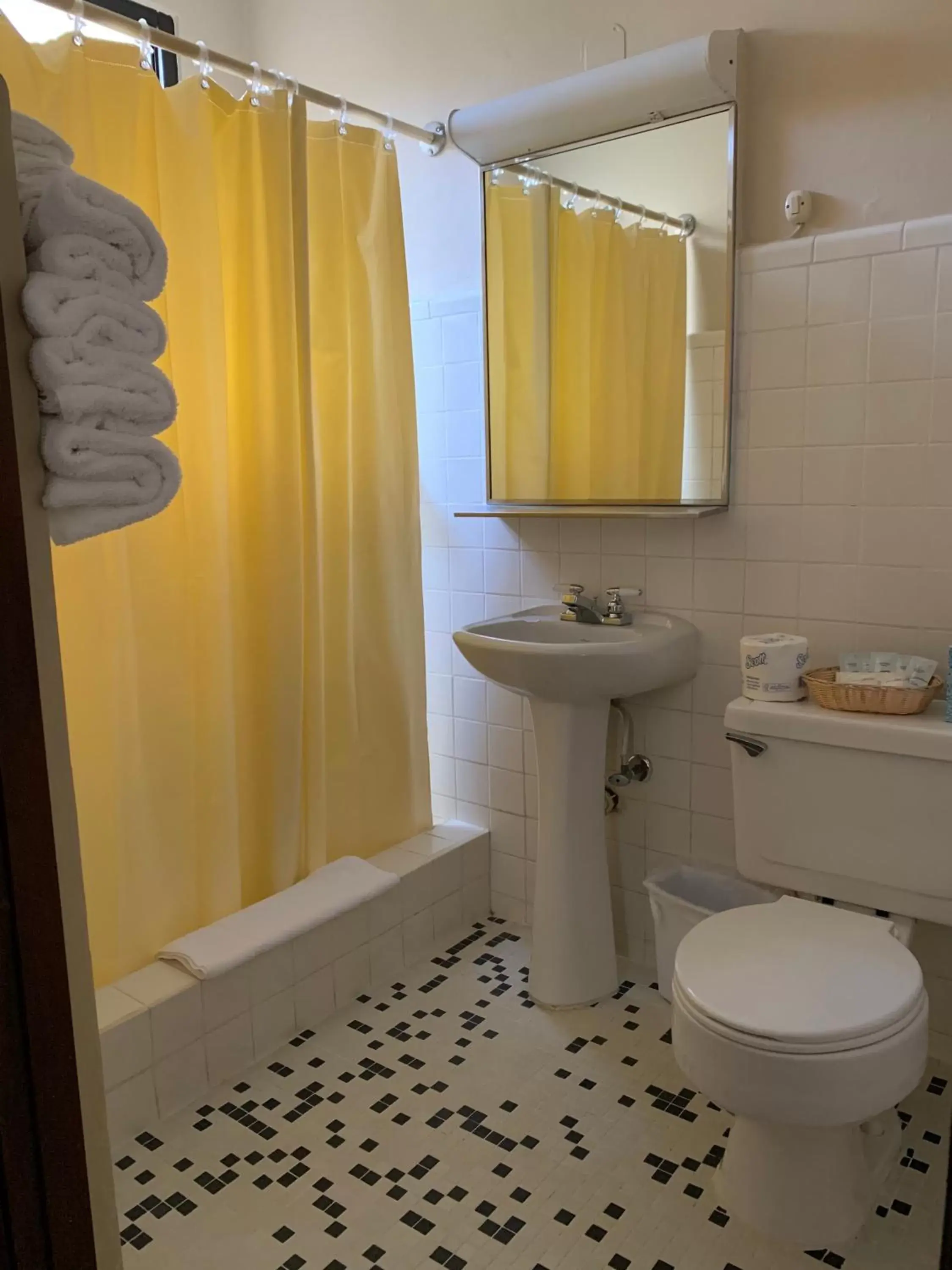 Bathroom in Canario Lagoon Hotel