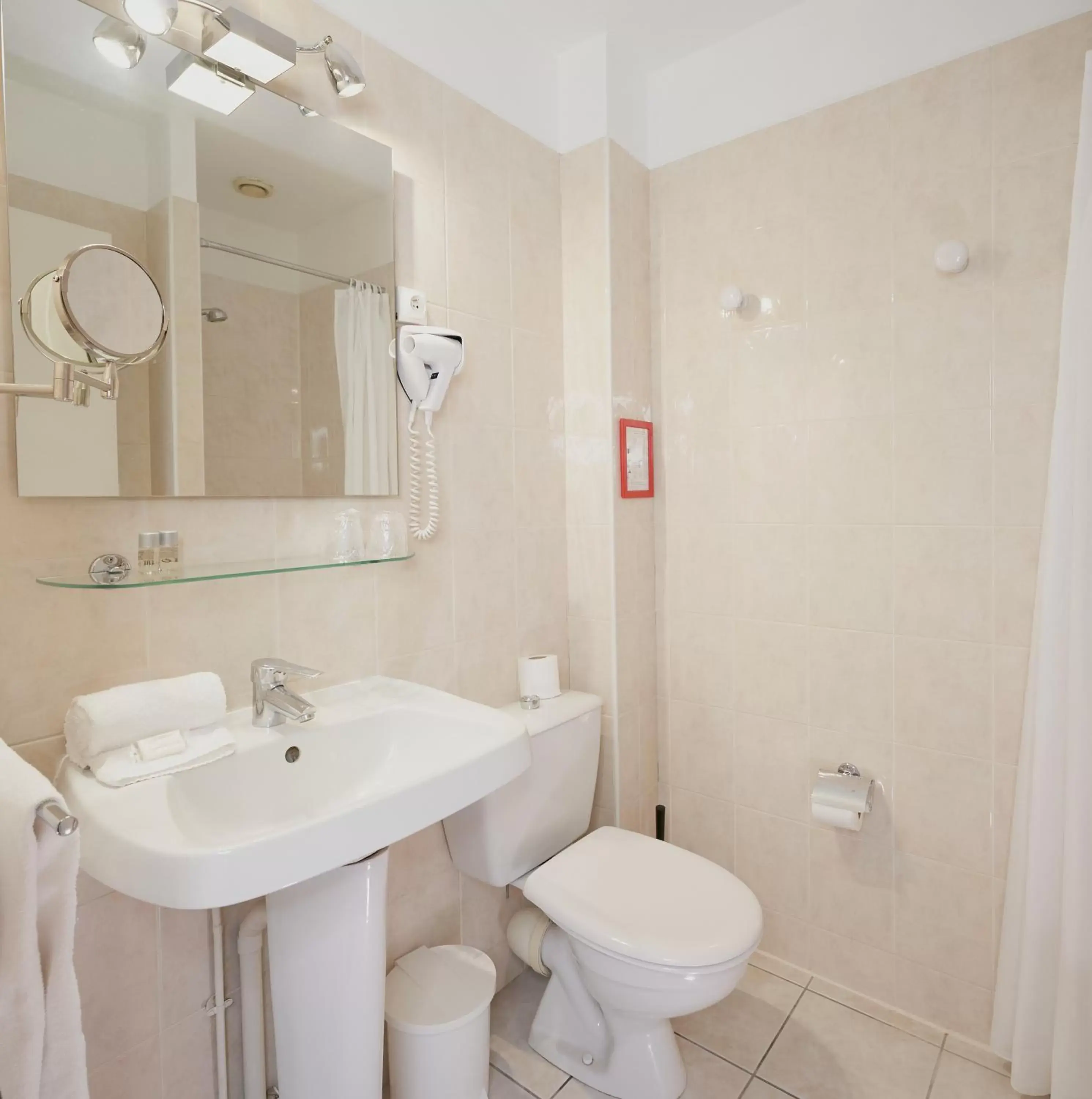 Bathroom in LOGIS Hôtel Du Théâtre