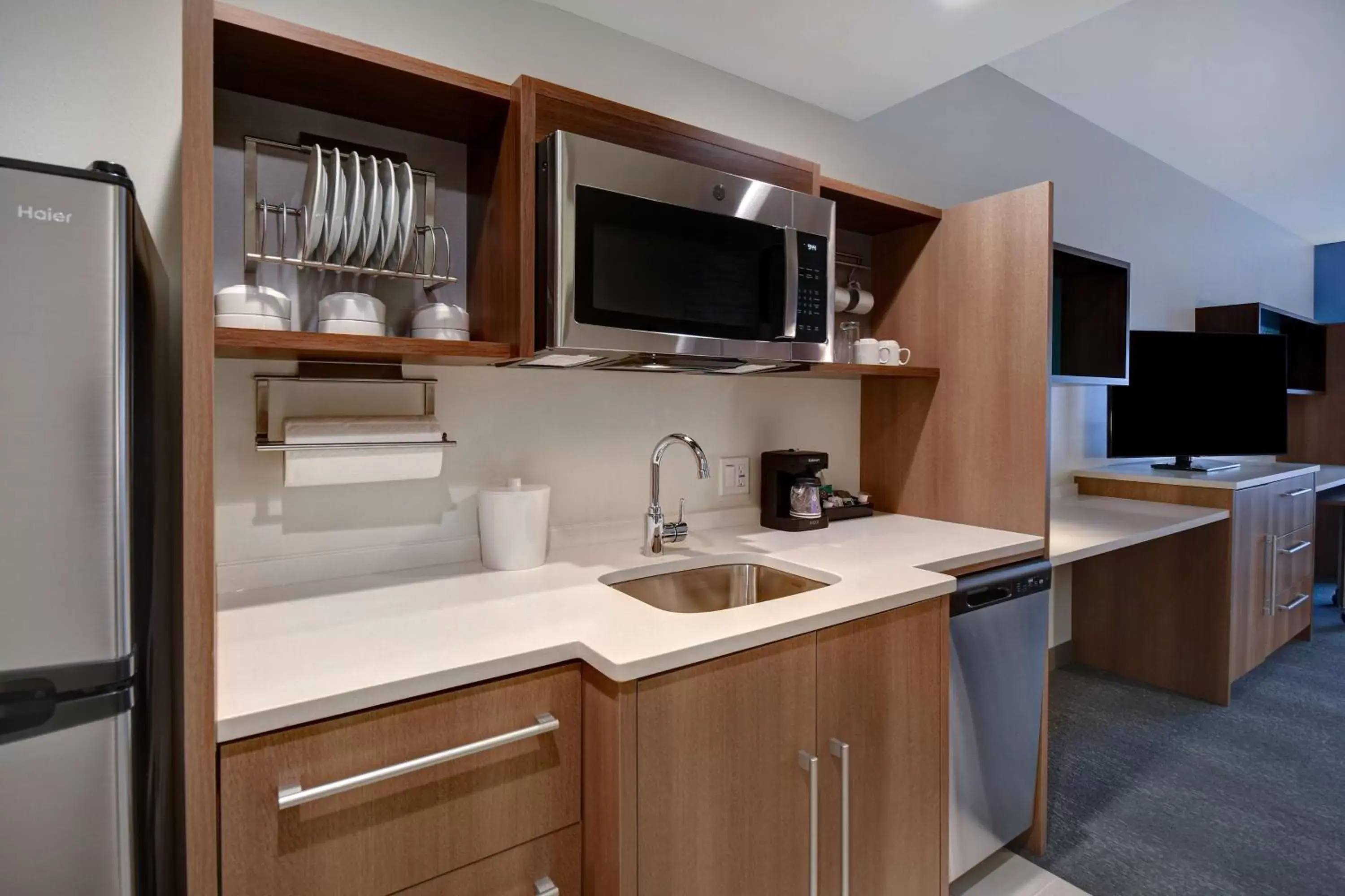 Kitchen or kitchenette, Kitchen/Kitchenette in Home2 Suites By Hilton Detroit-Troy, Mi