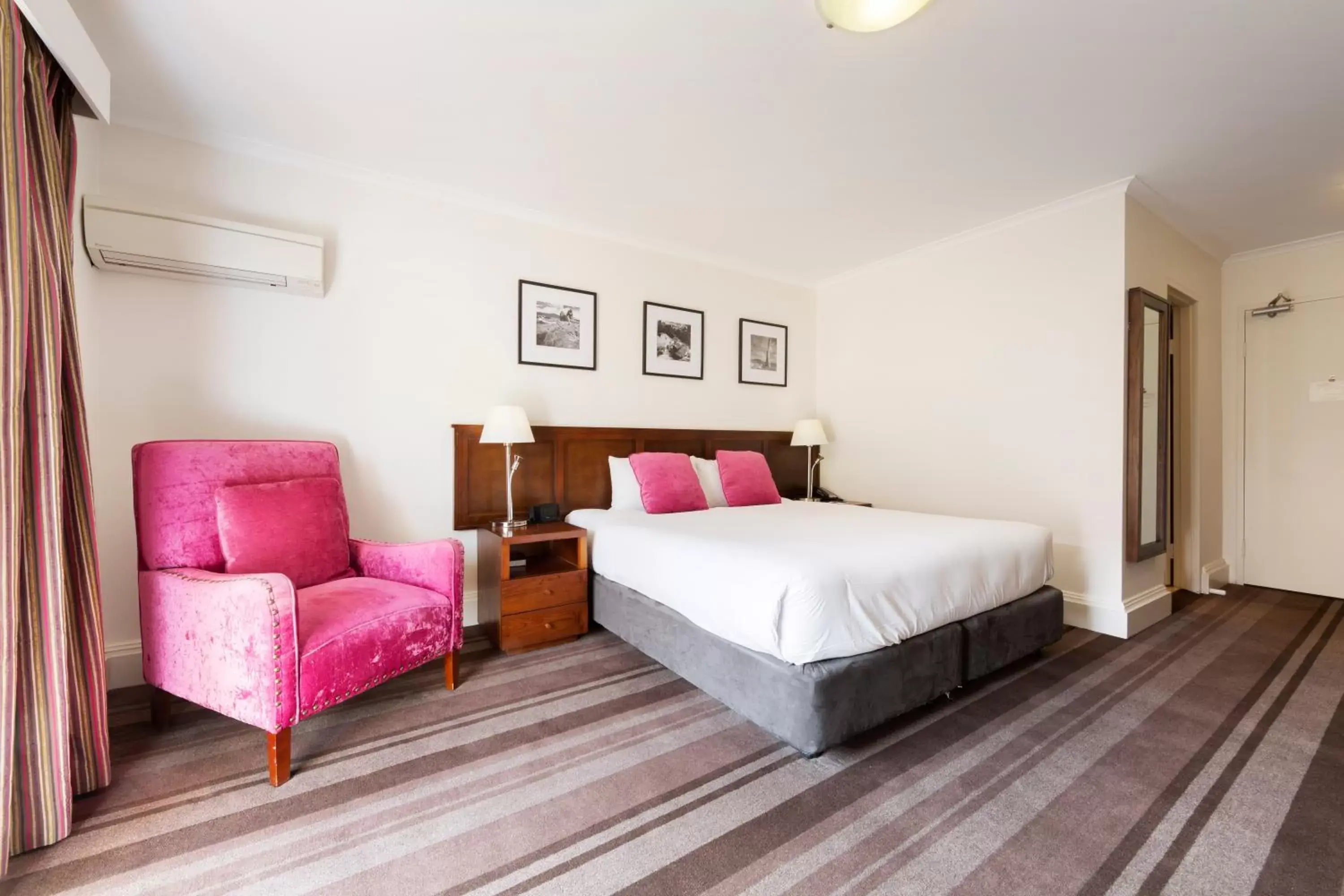 Bed in Mercure Canberra