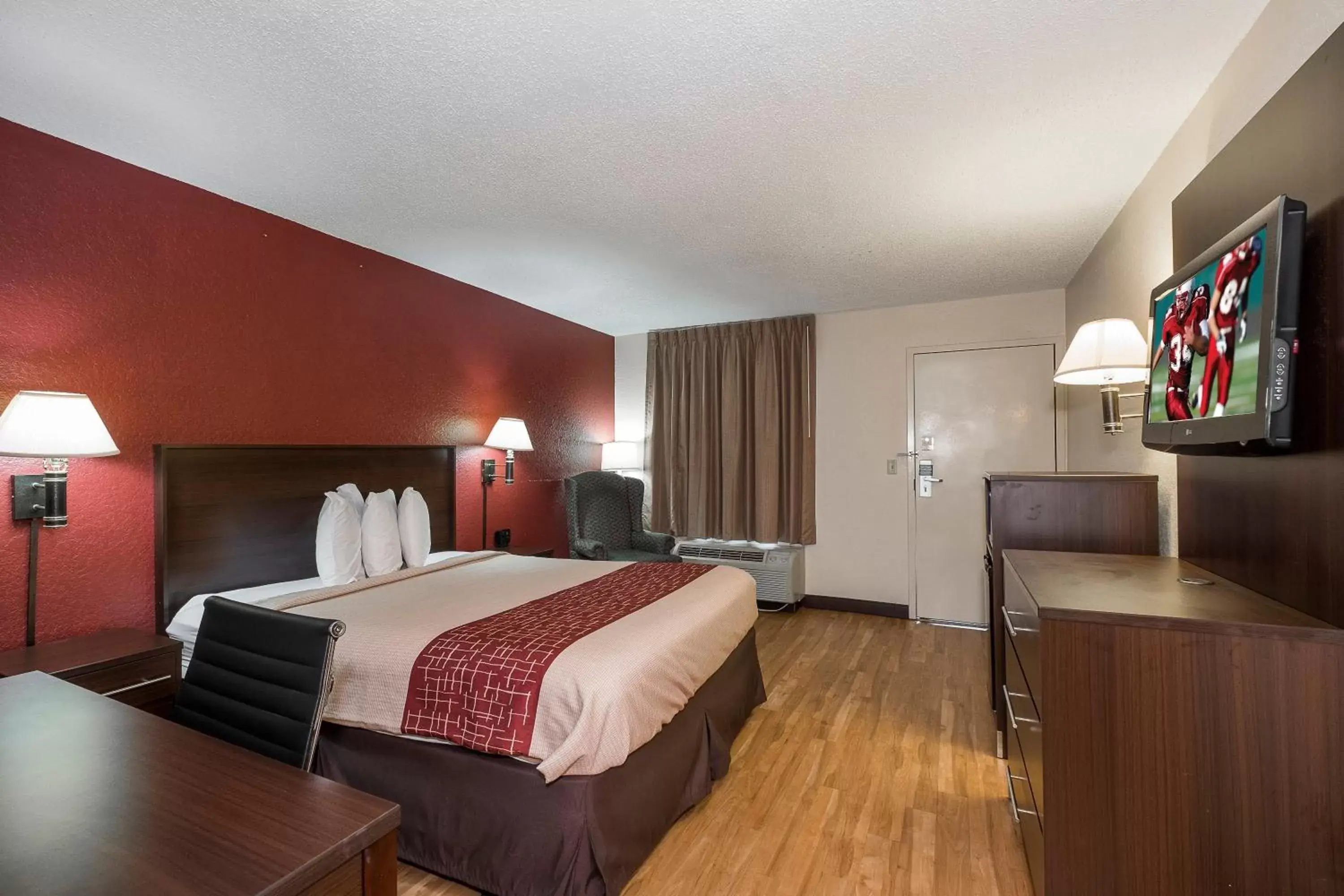 Photo of the whole room, Bed in Red Roof Inn Kingsland