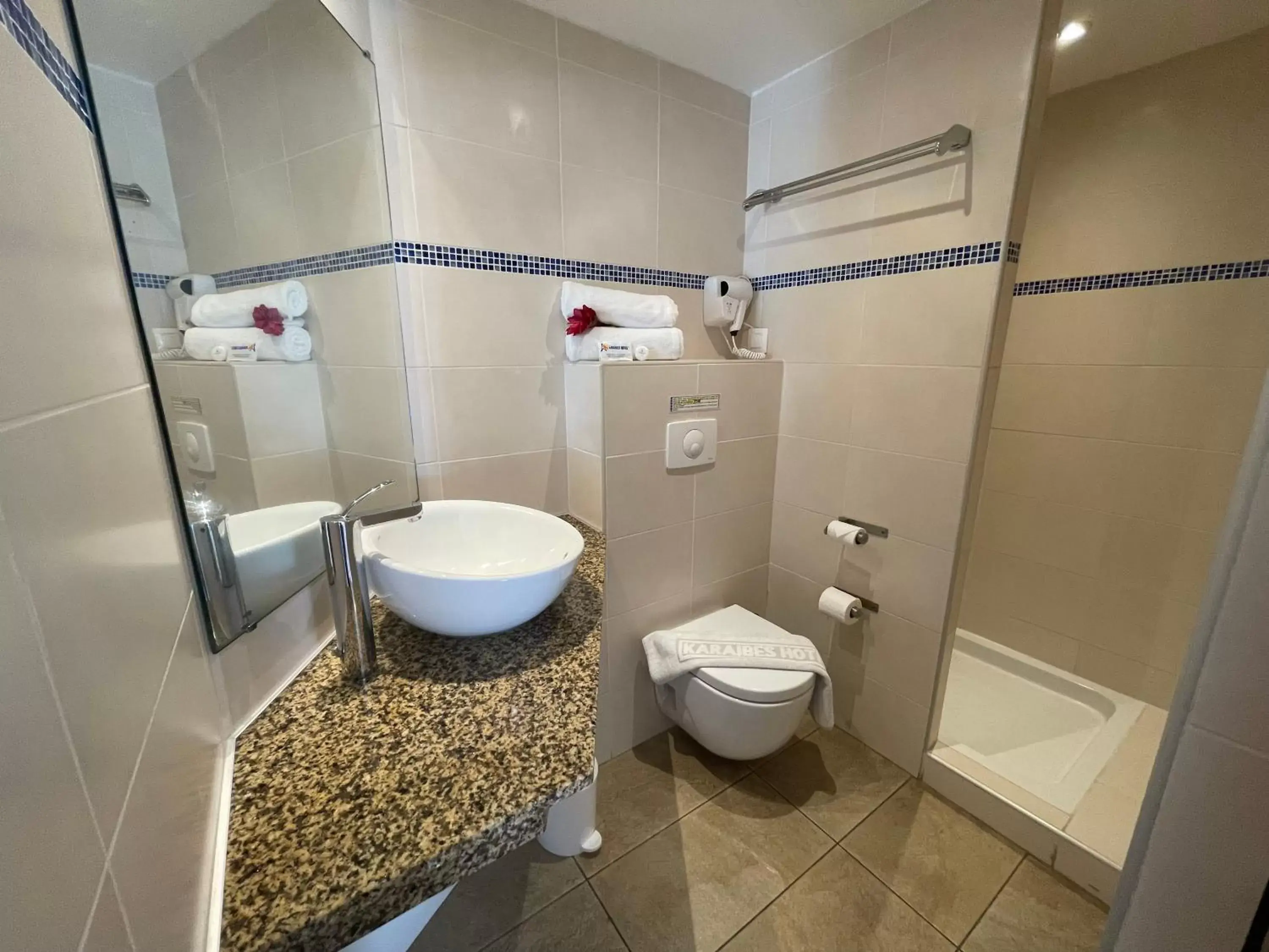 Bathroom in Karaibes Hotel