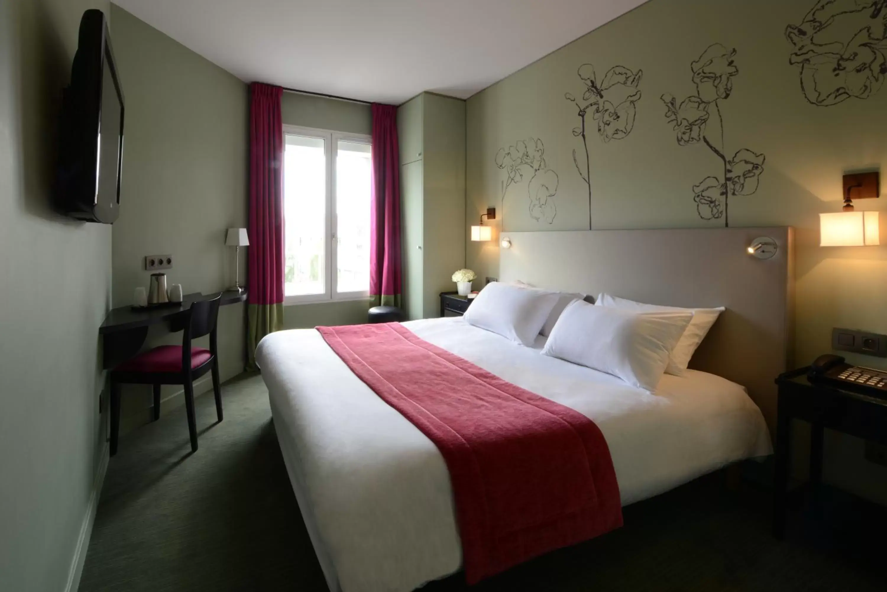 Bedroom, Bed in Hôtel Orchidée