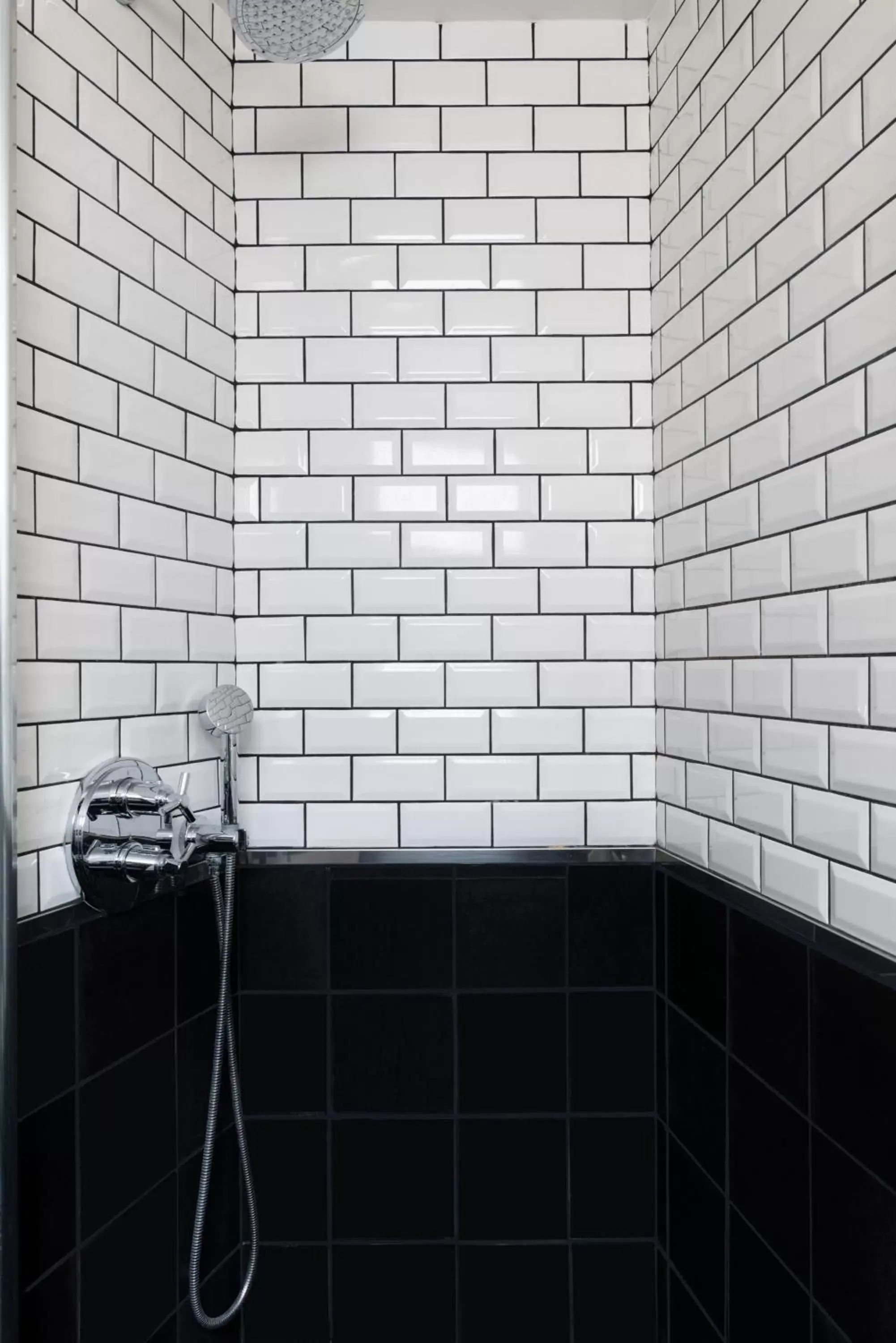 Shower, Bathroom in Hôtel Le Colisée