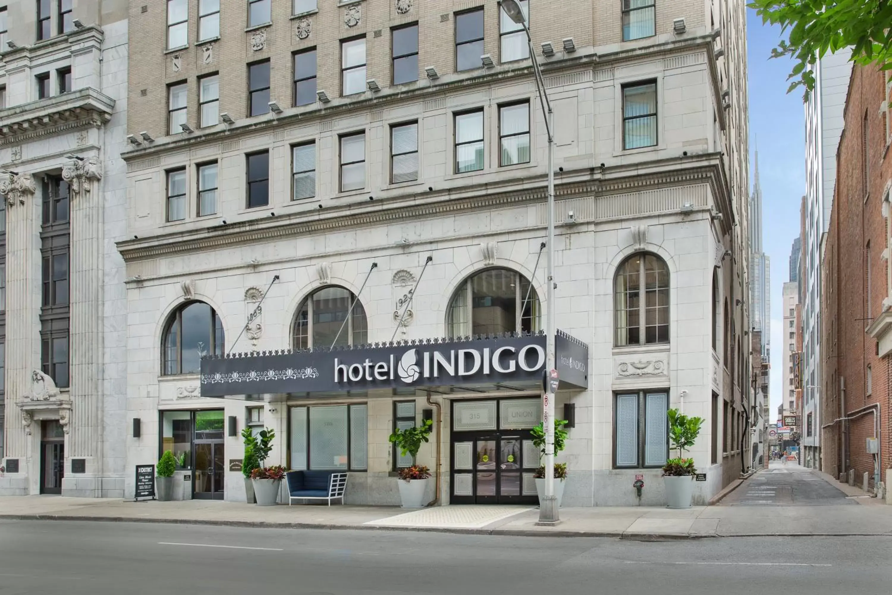 Property Building in Hotel Indigo Nashville - The Countrypolitan