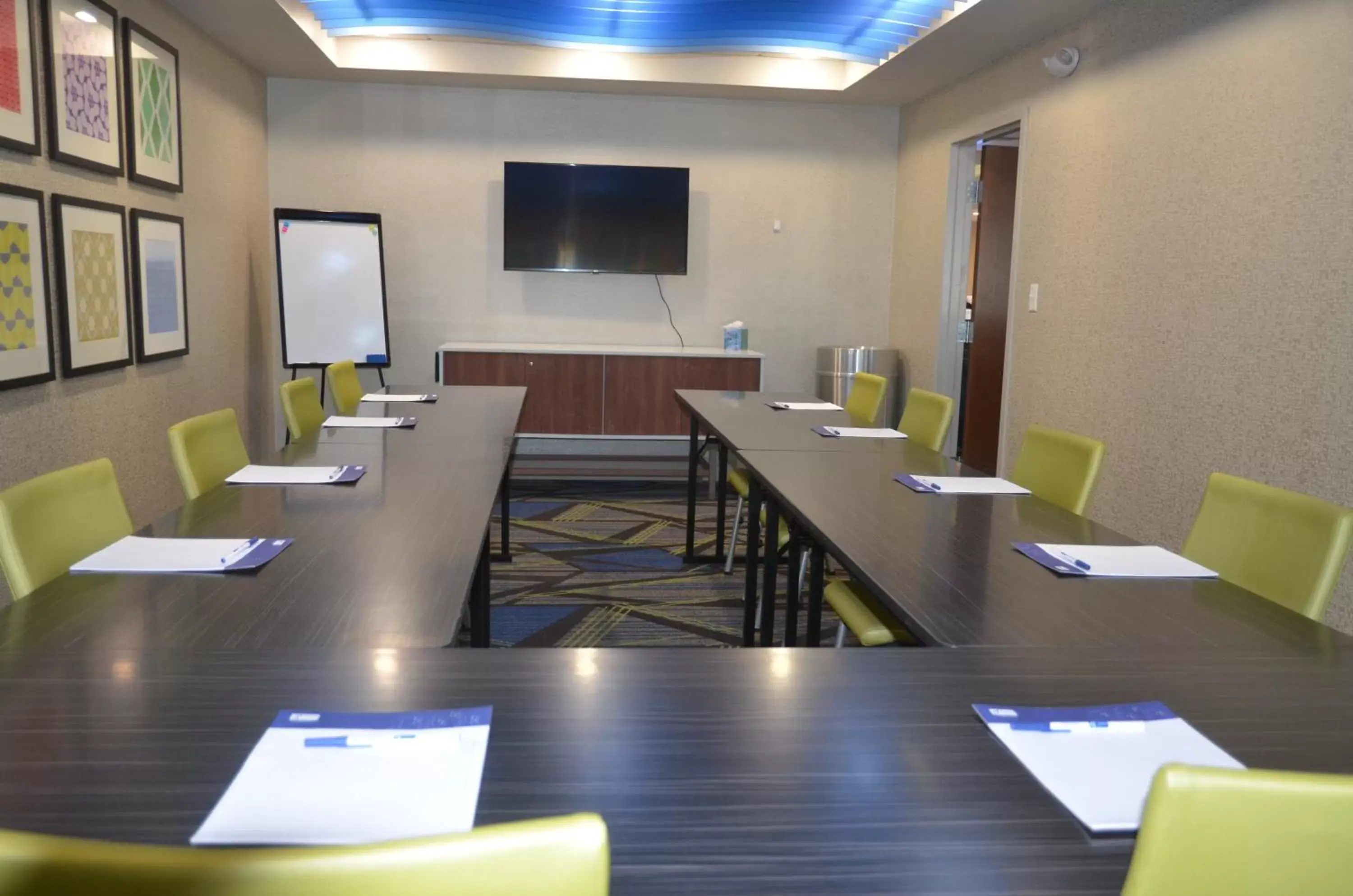 Meeting/conference room in Holiday Inn Express Hotel & Suites Rochester, an IHG Hotel