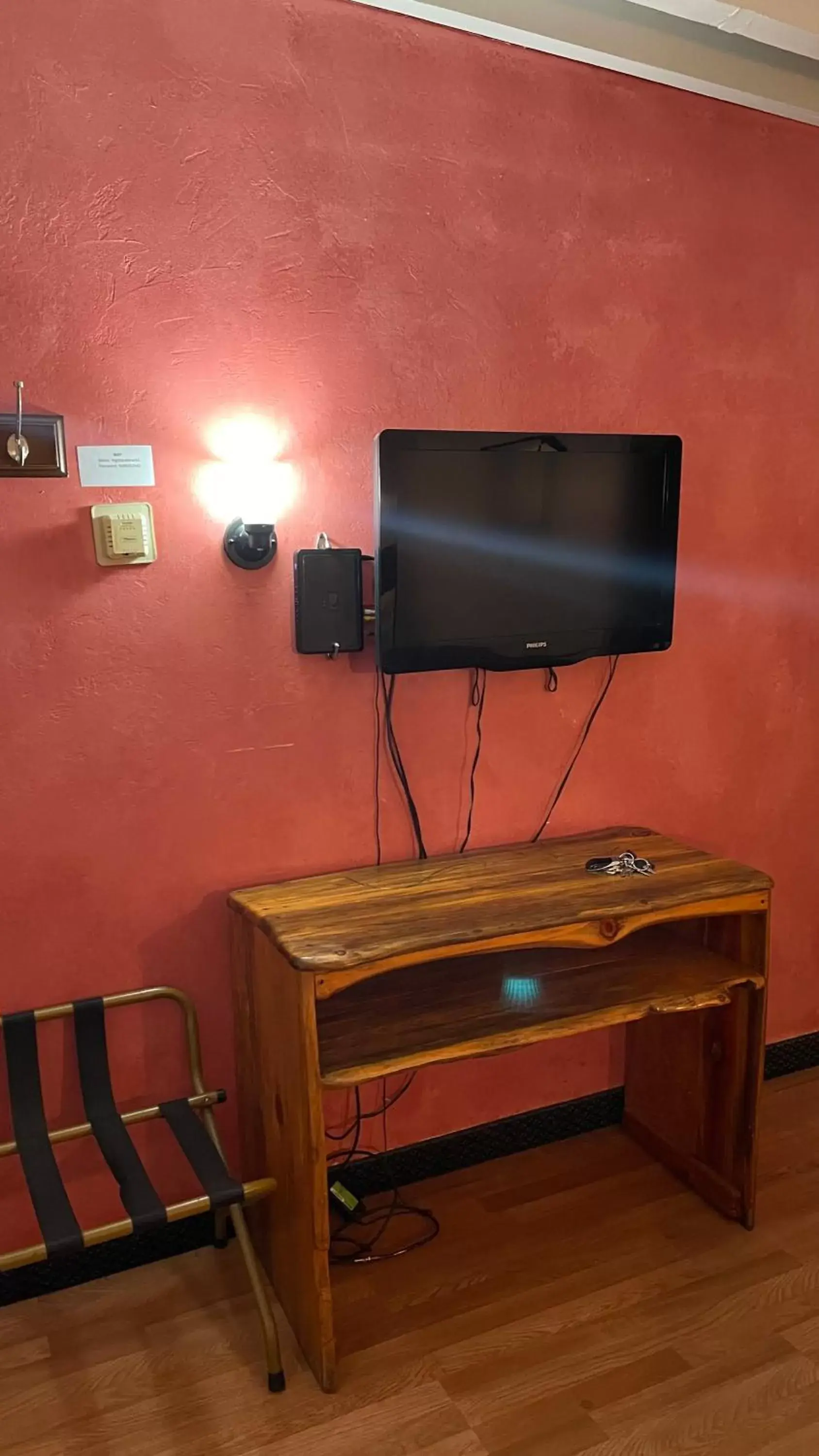 TV/Entertainment Center in Highlander Motel