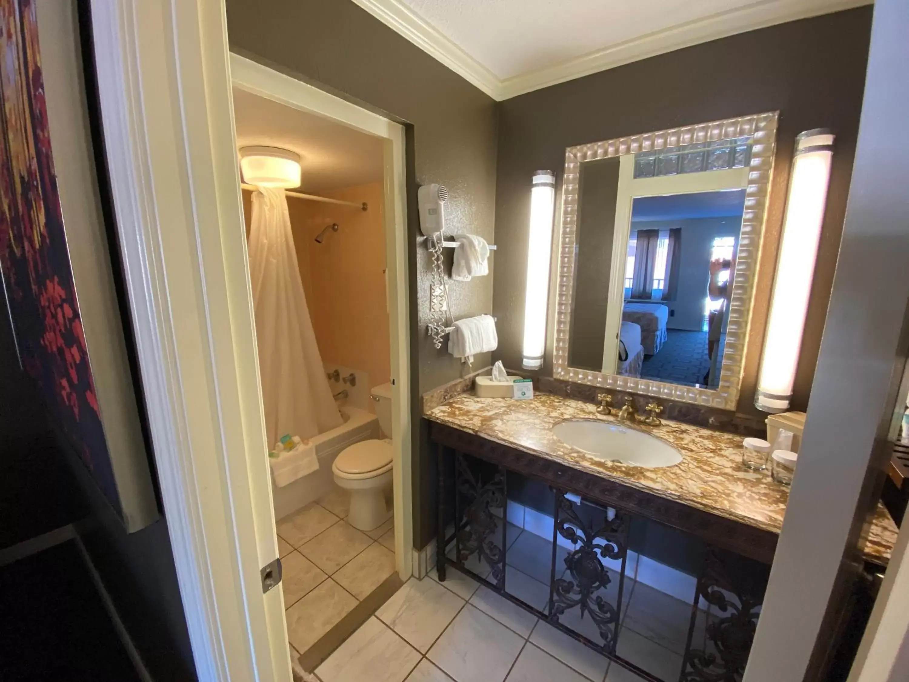 Shower, Bathroom in Cascades Inn