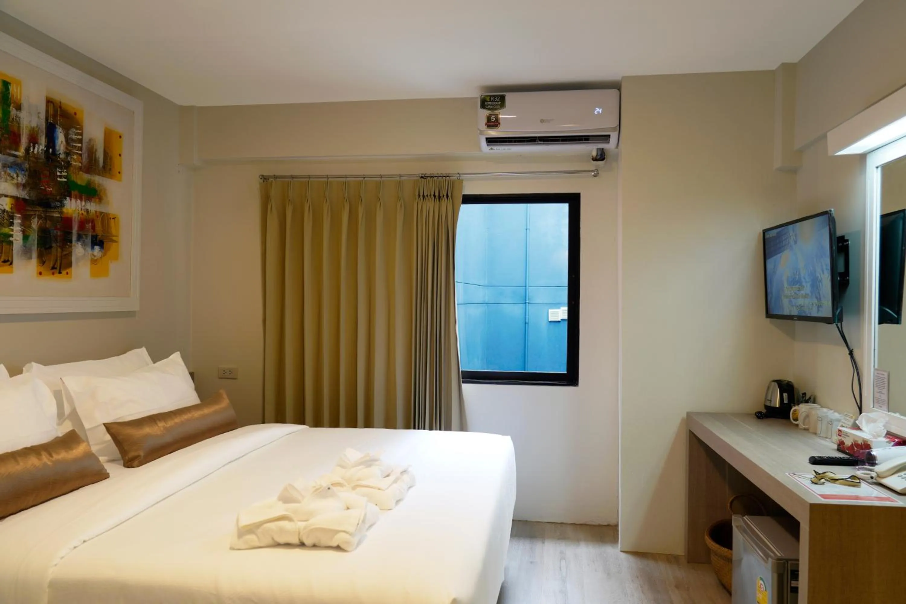 Photo of the whole room, Bed in Sawasdee House