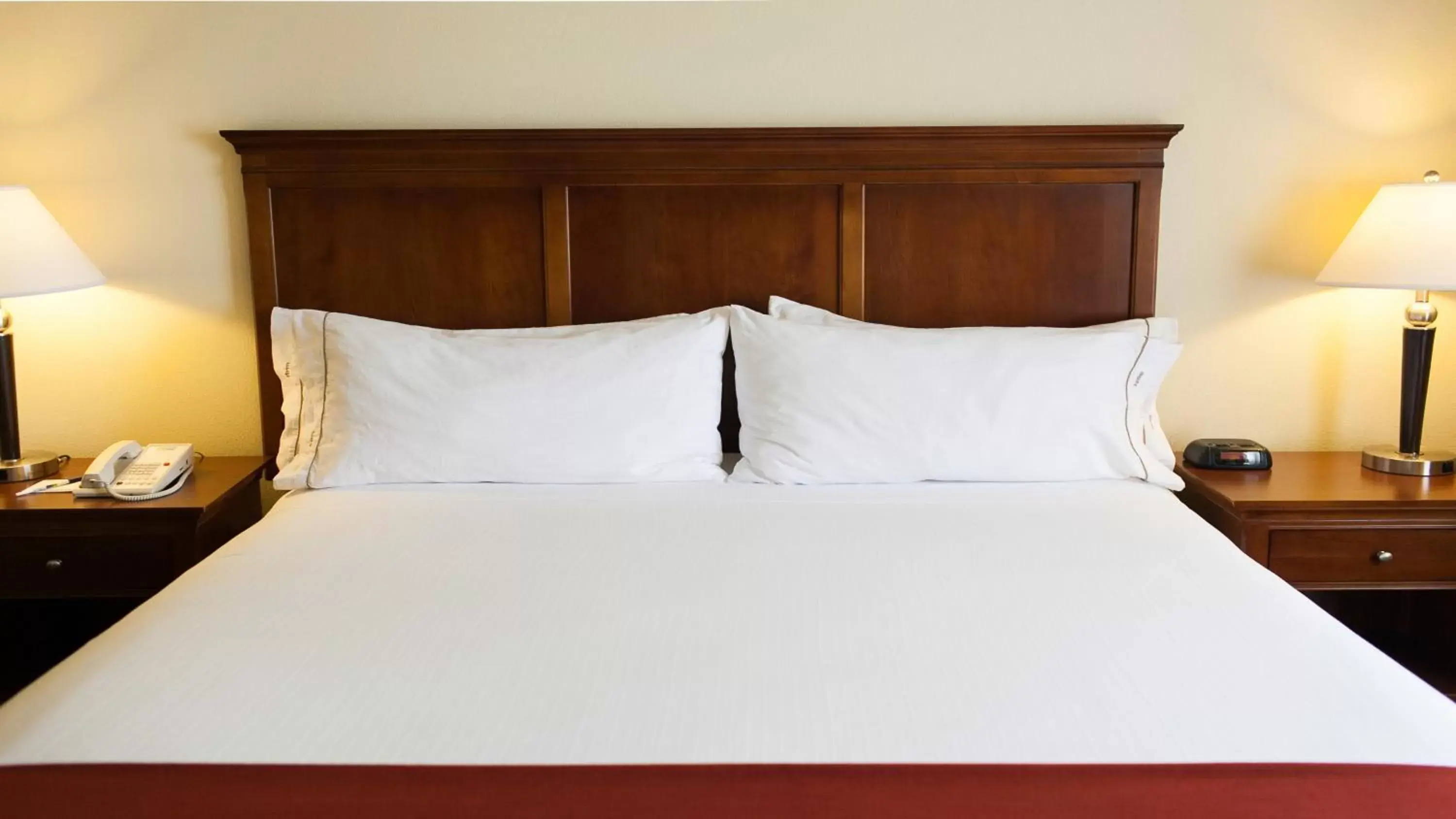 Bed in Holiday Inn Express Turlock, an IHG Hotel
