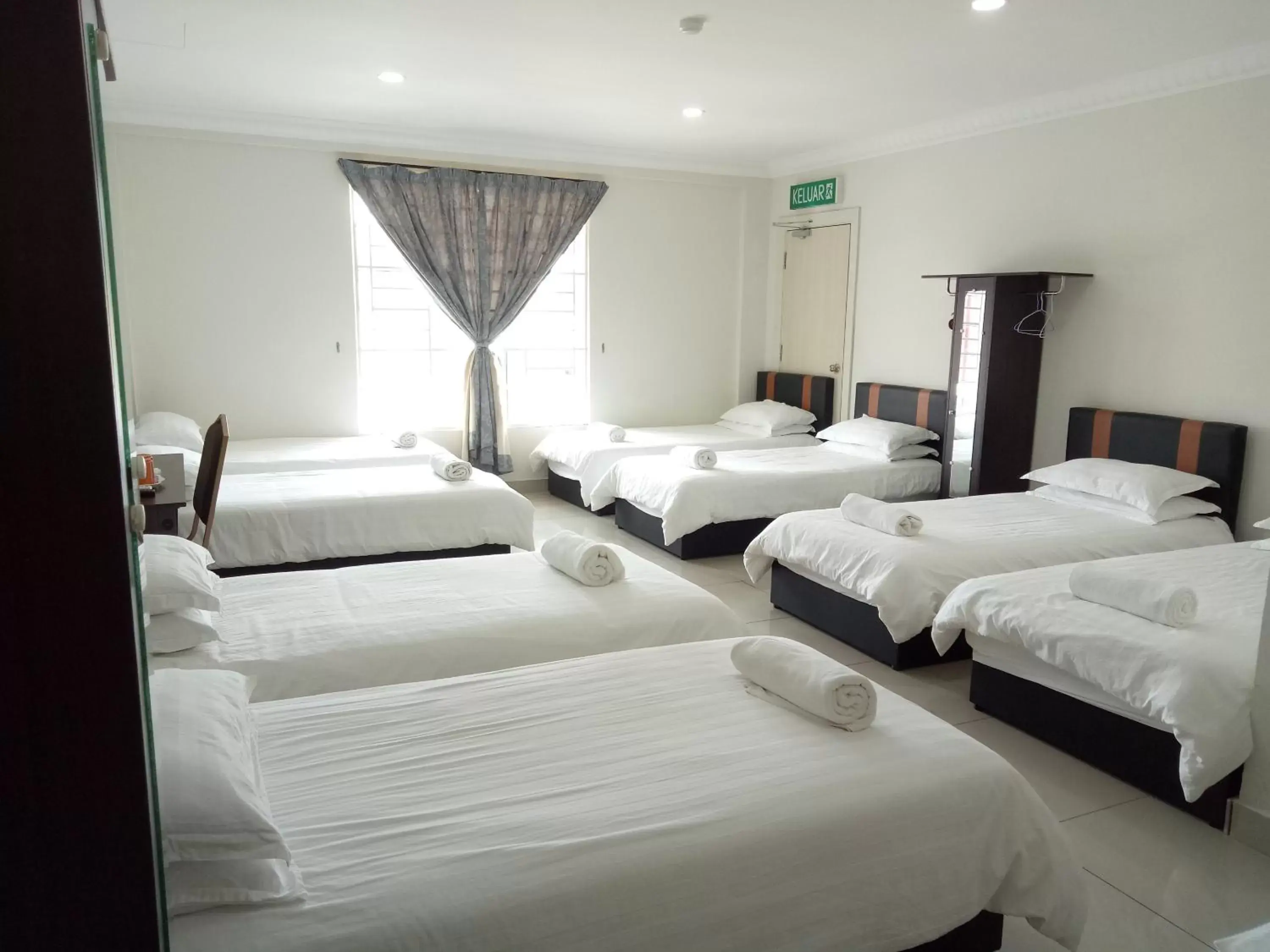 Bedroom, Bed in Hotel Mutiara KGMMB
