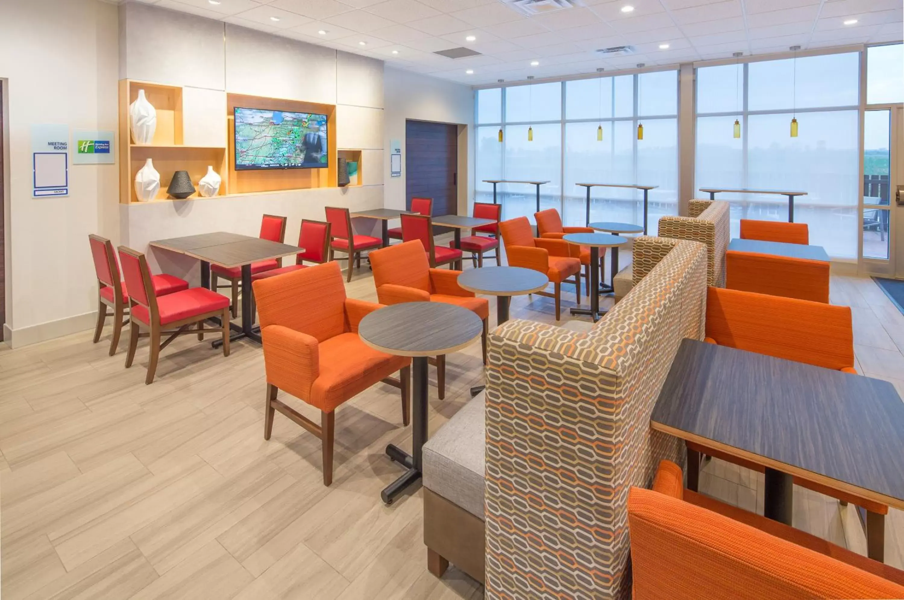 Breakfast, Lounge/Bar in Holiday Inn Express & Suites - Indianapolis NW - Zionsville, an IHG Hotel