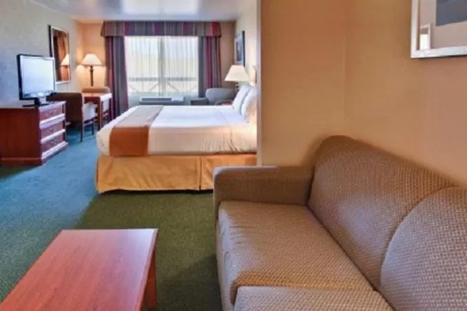 Photo of the whole room, Bed in Holiday Inn Express Tehachapi by IHG