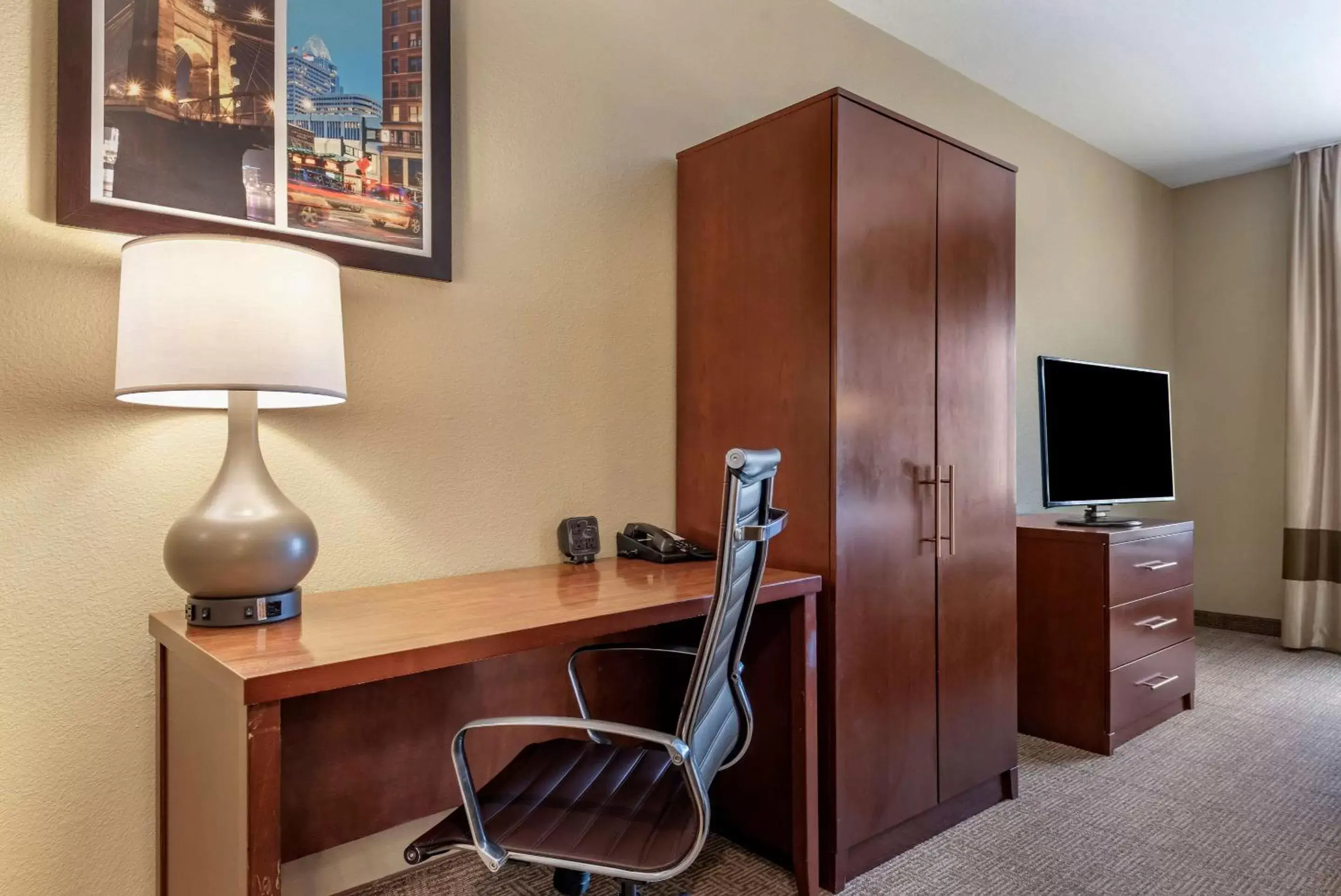 Photo of the whole room, TV/Entertainment Center in Comfort Suites Mason near Kings Island