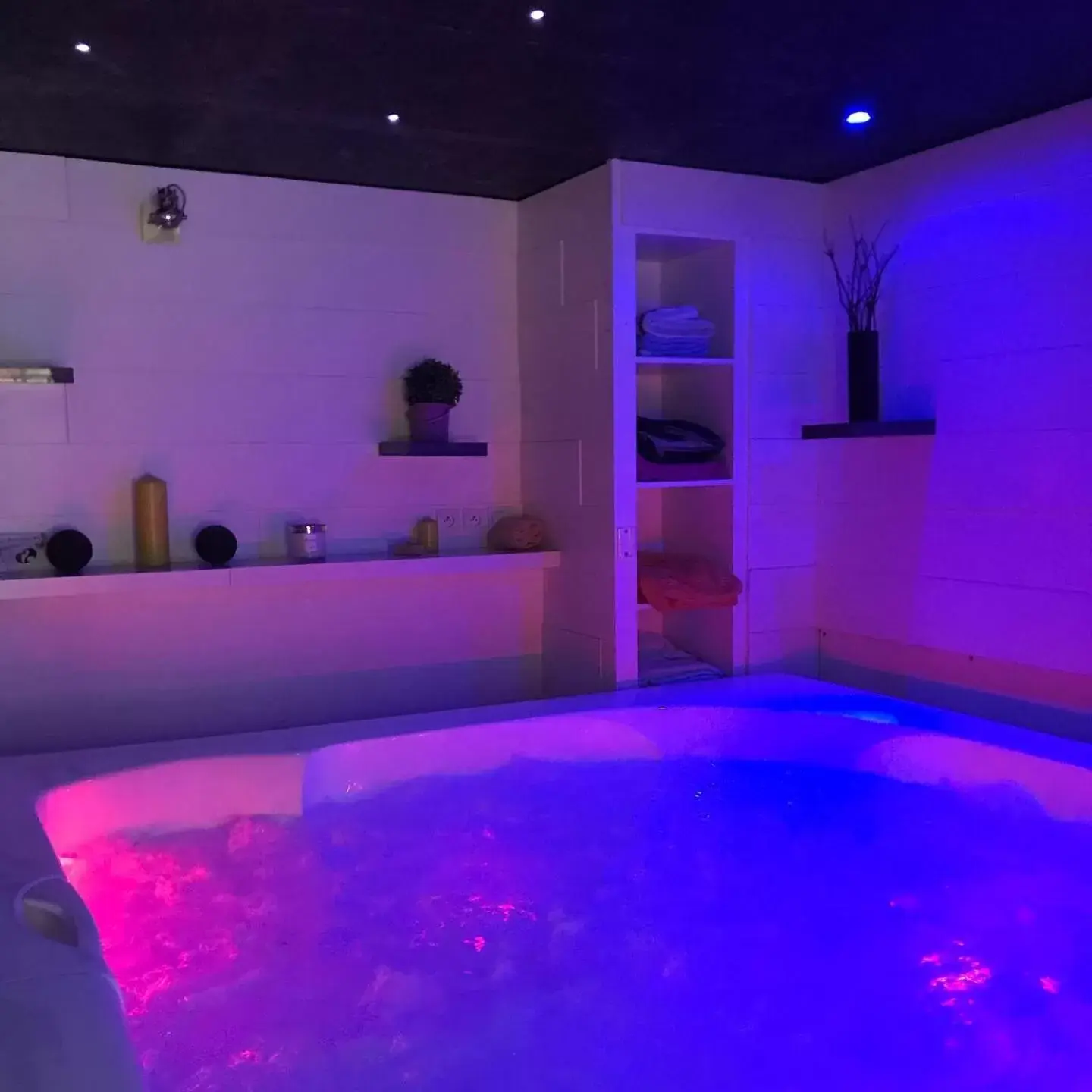 Hot Tub, Swimming Pool in Chambres d'hôtes Home Sweet Home