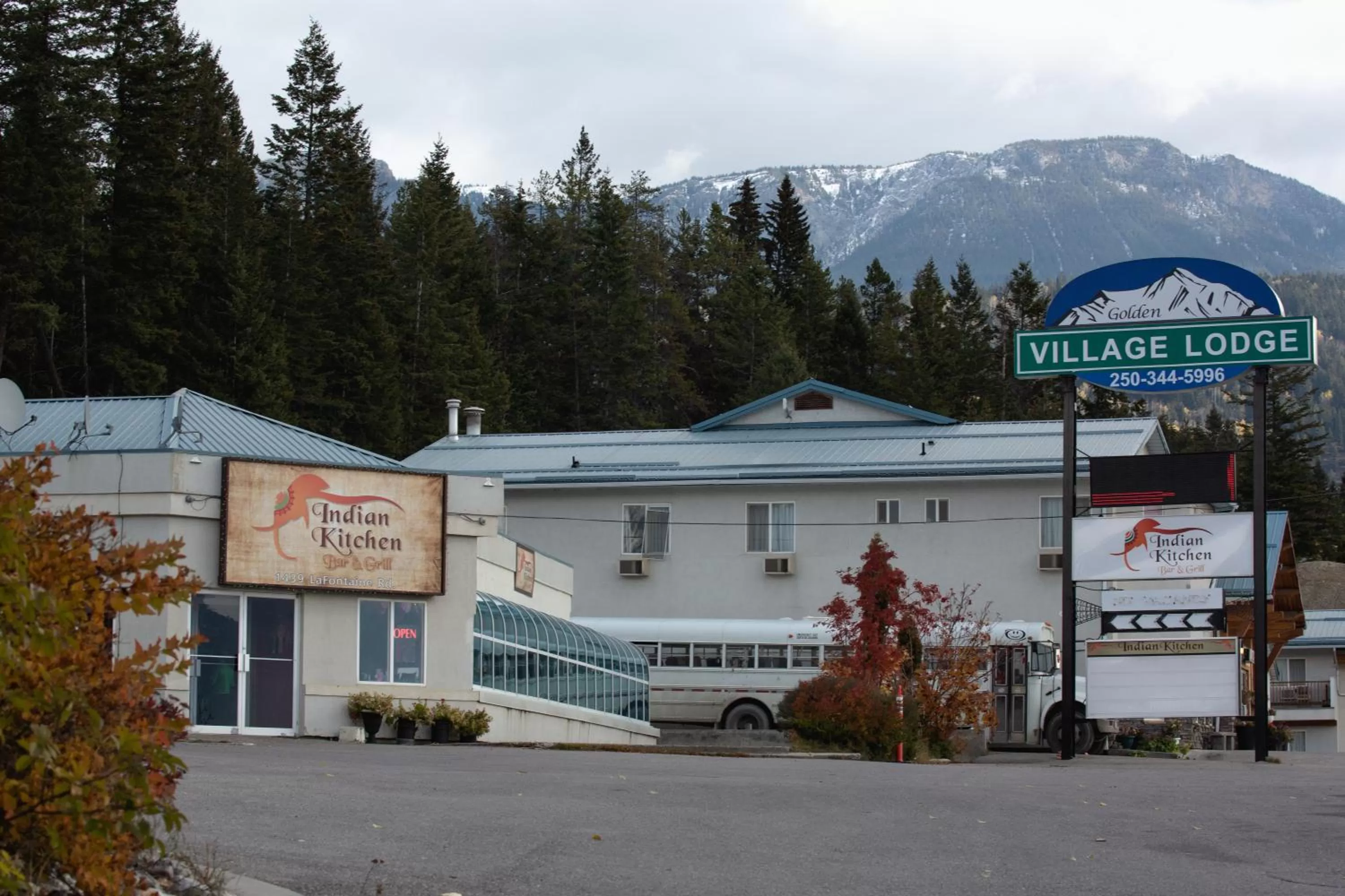 Restaurant/places to eat in Golden Village Lodge