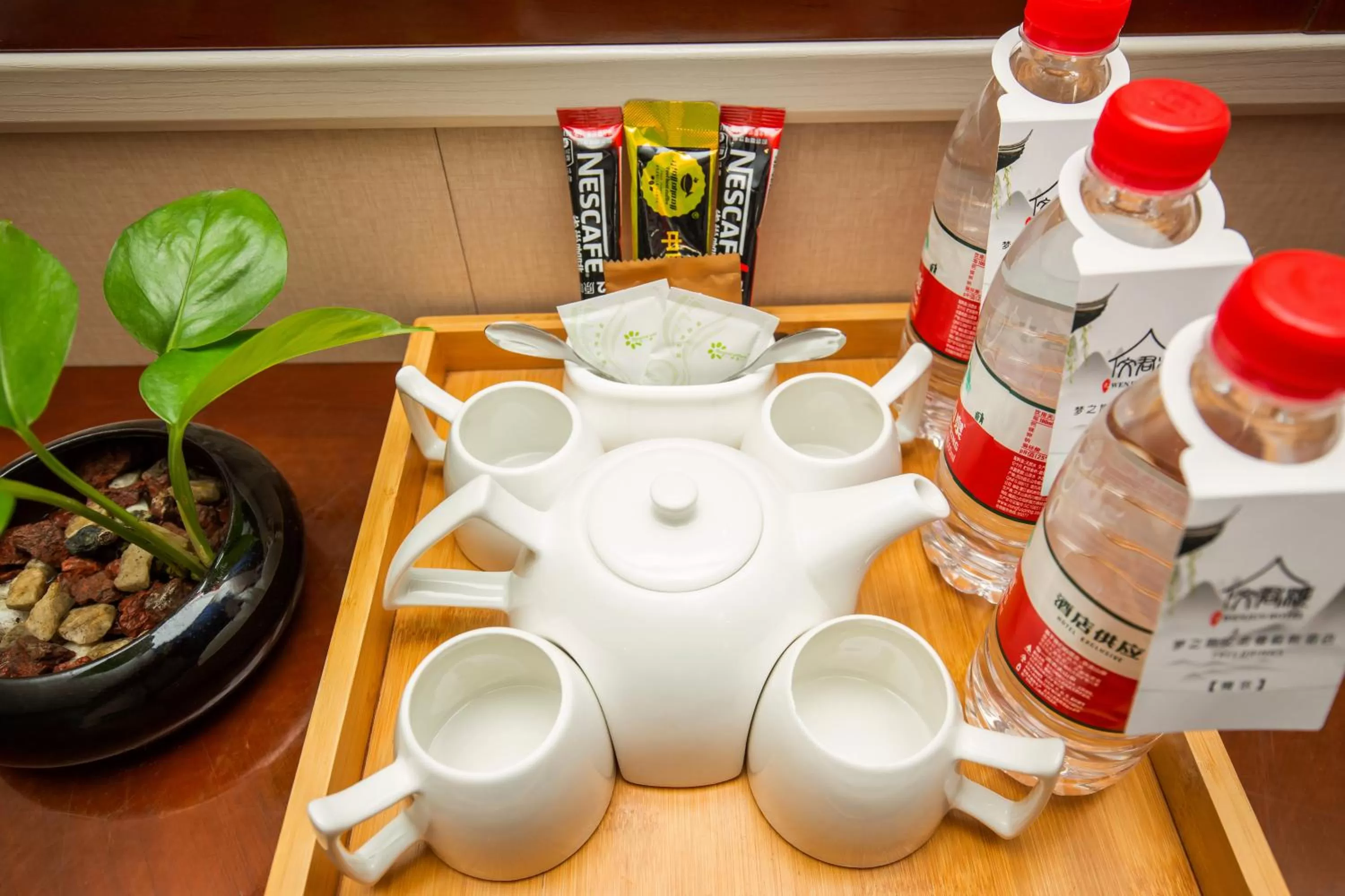 Coffee/tea facilities in Wenjun Courtyard Hotel---3mins walk from Tonghuimen metro station ,next to People`s Park, fluent English service ,travel agency