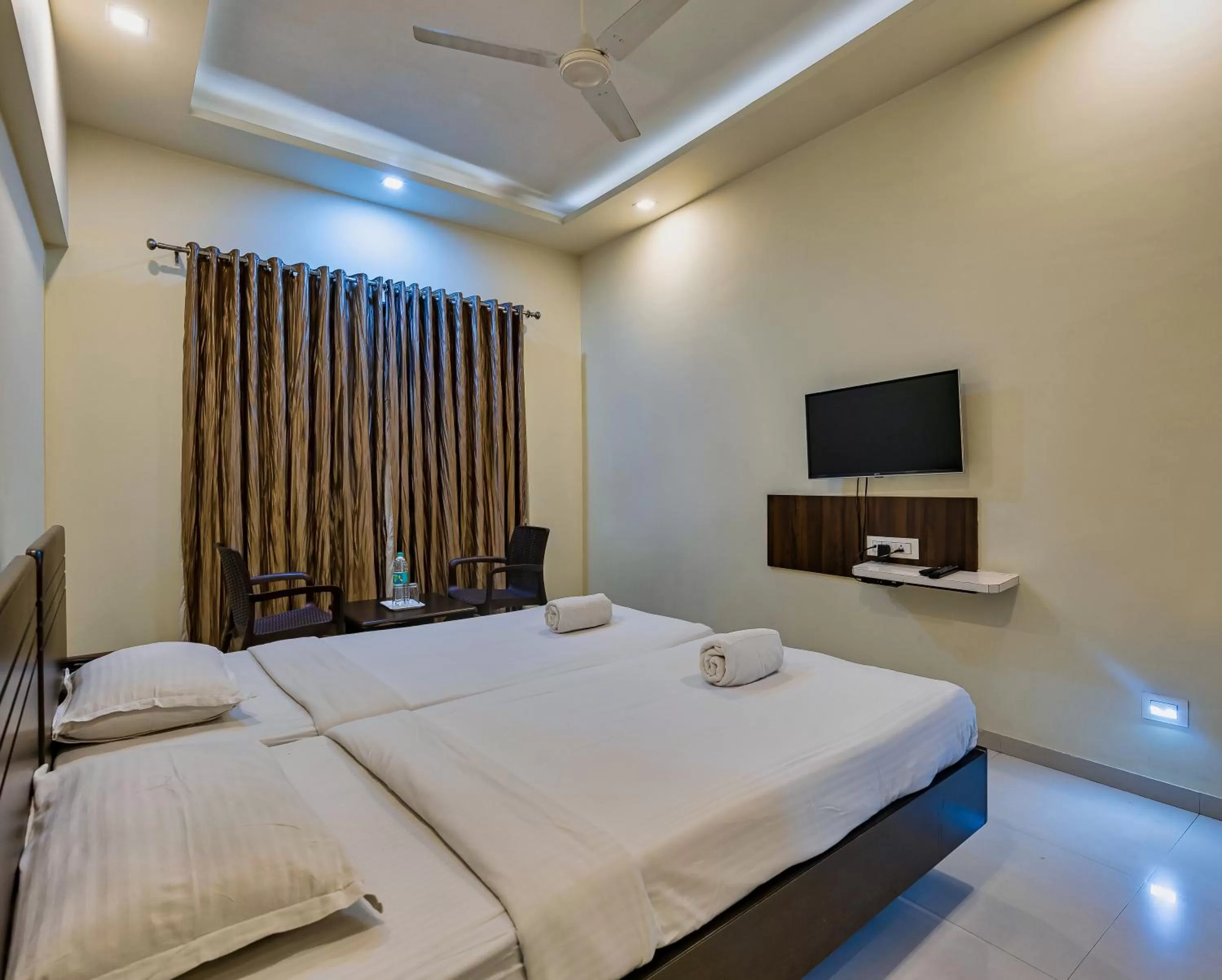 Bed in Hotel Galaxy Inn Kolhapur