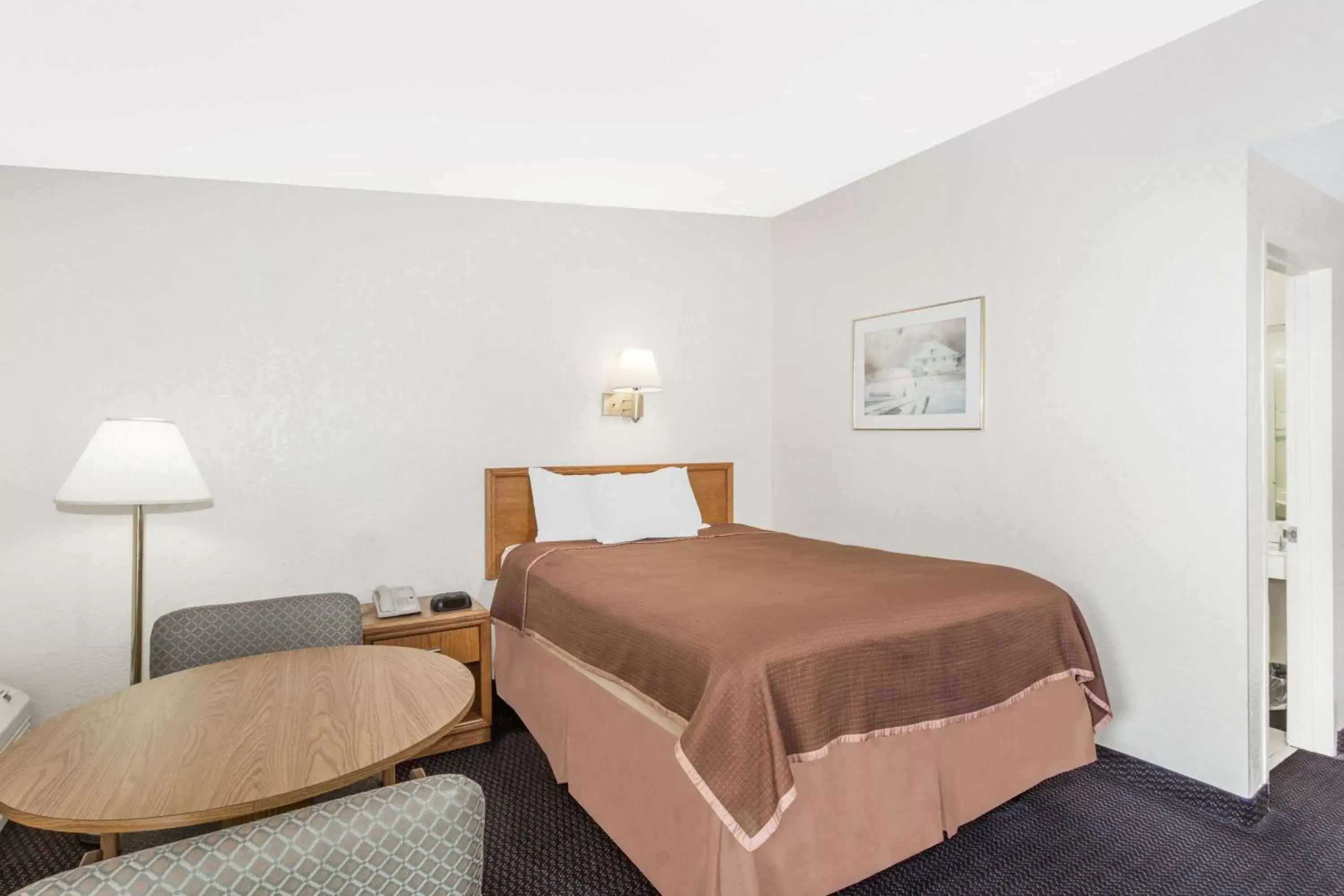 Photo of the whole room, Bed in Howard Johnson by Wyndham Vero Beach / Downtown