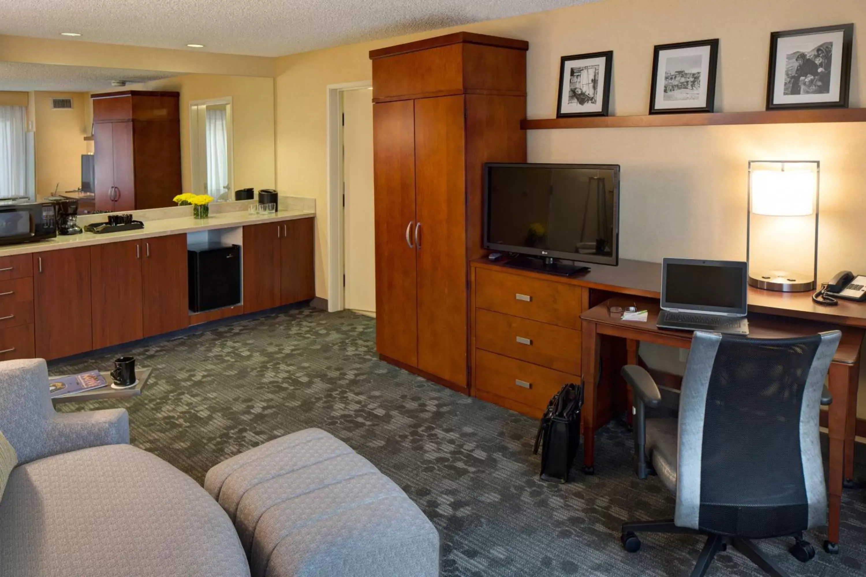 Living room, TV/Entertainment Center in Courtyard by Marriott Anchorage Airport